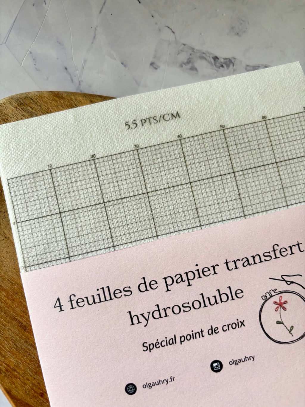Papier hydrosoluble utilisé pour reproduire une grille de point de croix sur un tissu avant de broder.