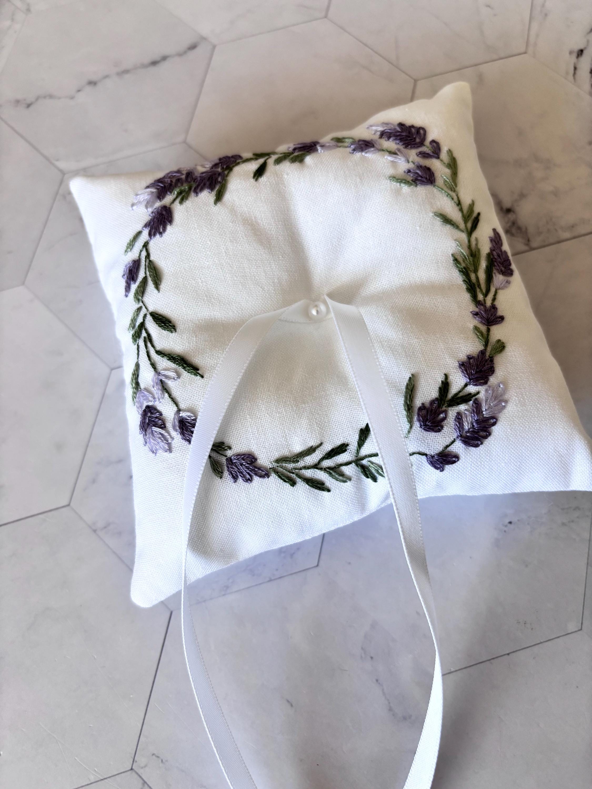 Coussin d’alliances brodé à la main et personnalisé – Broderie pour cérémonie de mariage - motif lavande