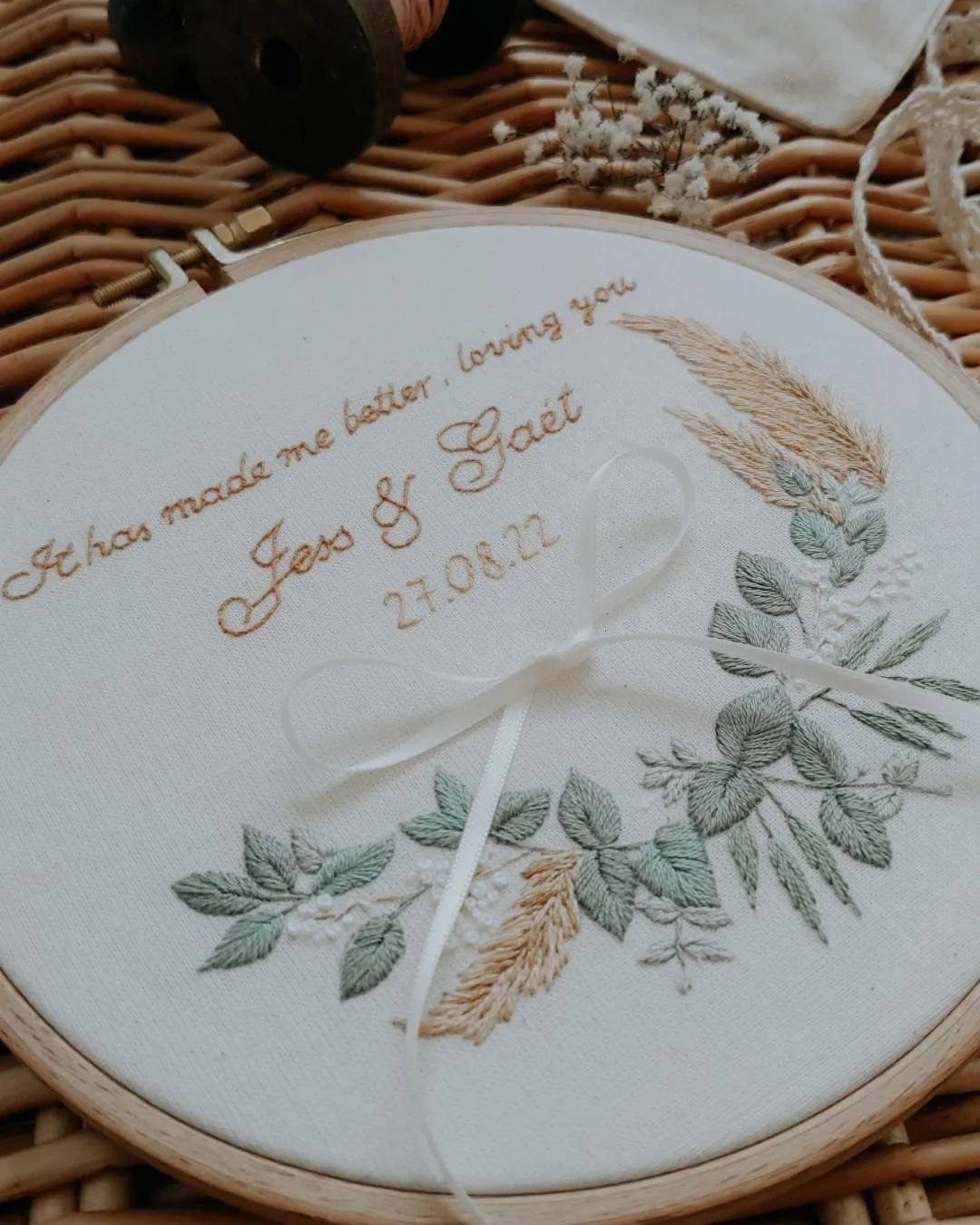 Porte alliances brodé personnalisé – Cadeau de mariage unique – Cadre pour alliances sur mesure - Eucalyptus