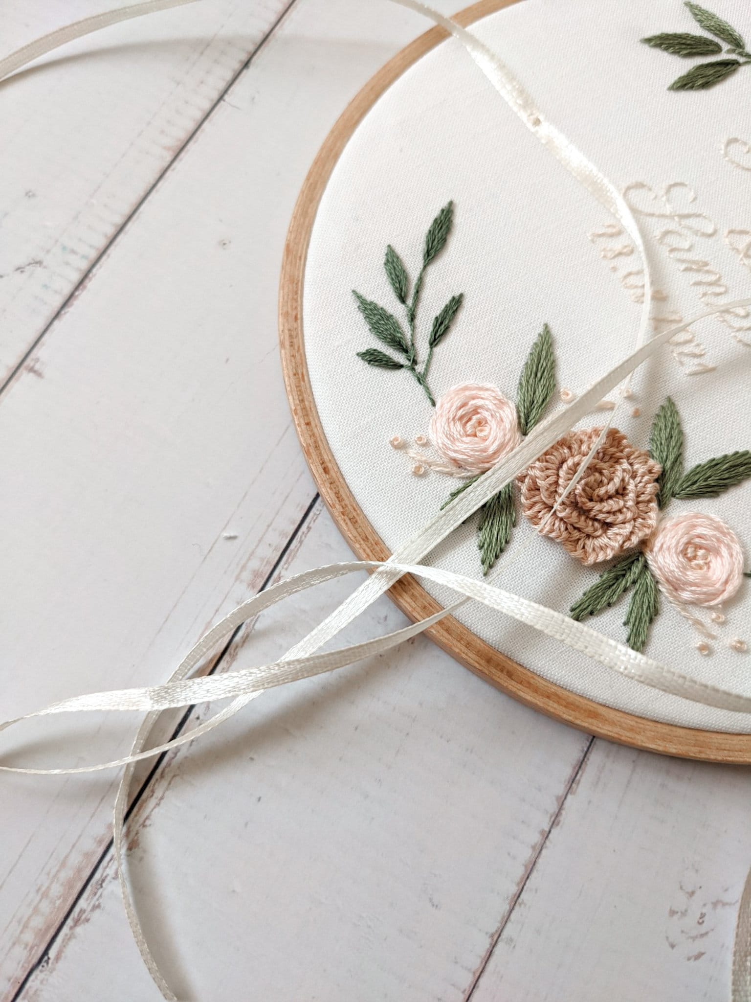 Porte alliances brodé personnalisé, prénoms brodés, porte-alliance mariage, fleurs brodées