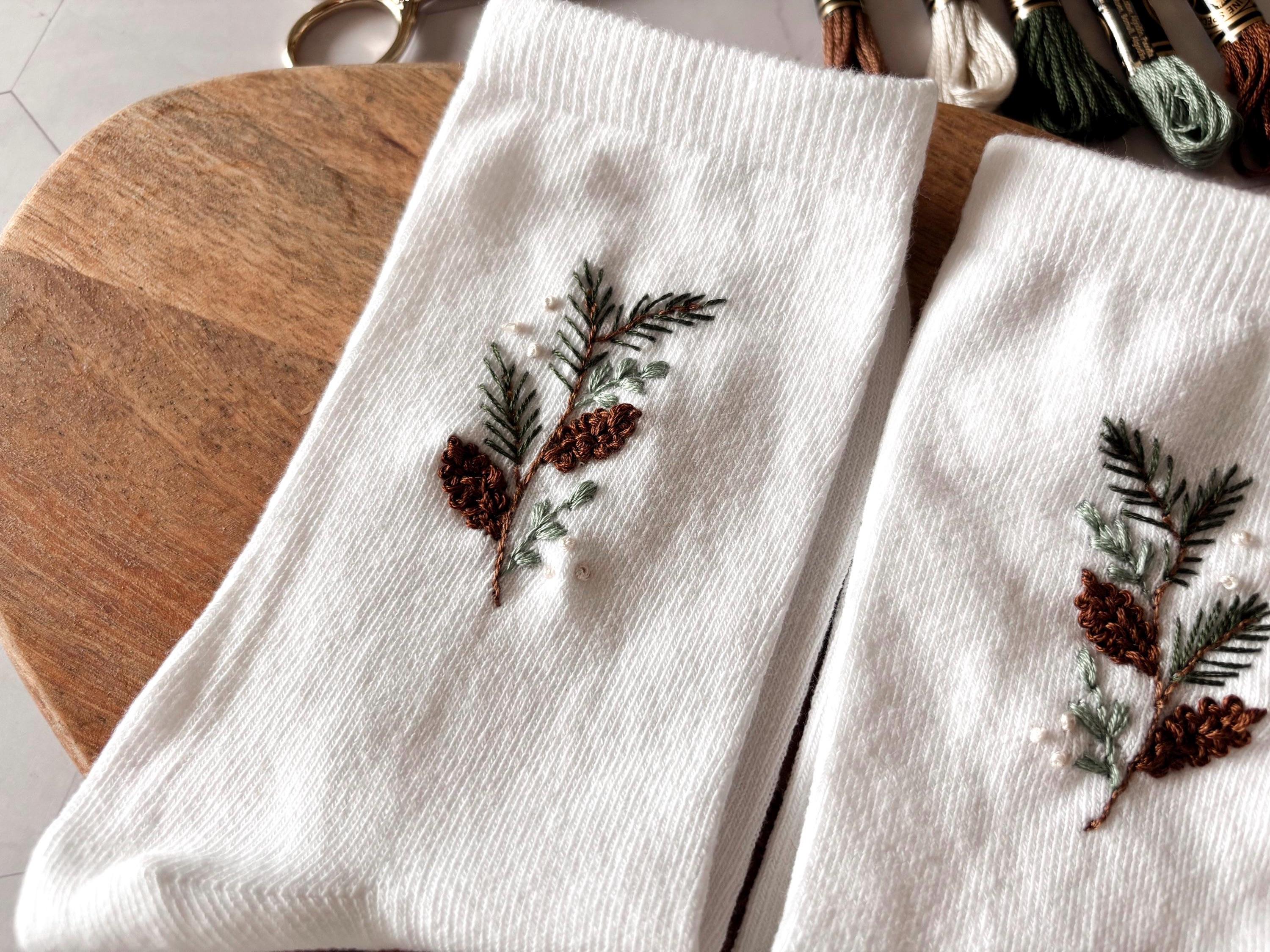Chaussettes en coton brodées à la main, motif pommes de pin, sapin