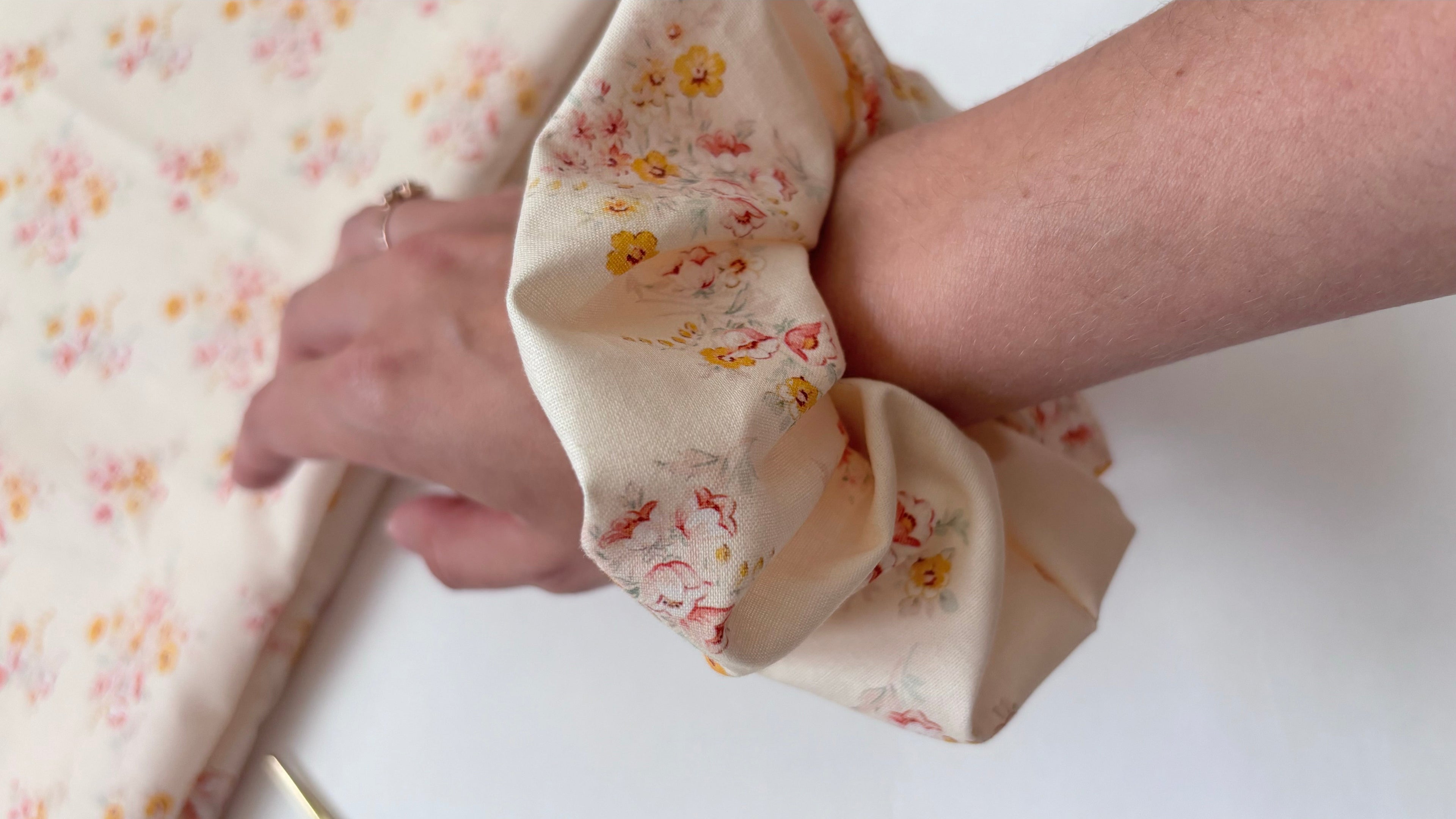 Chouchou fleurs en coton pour les cheveux