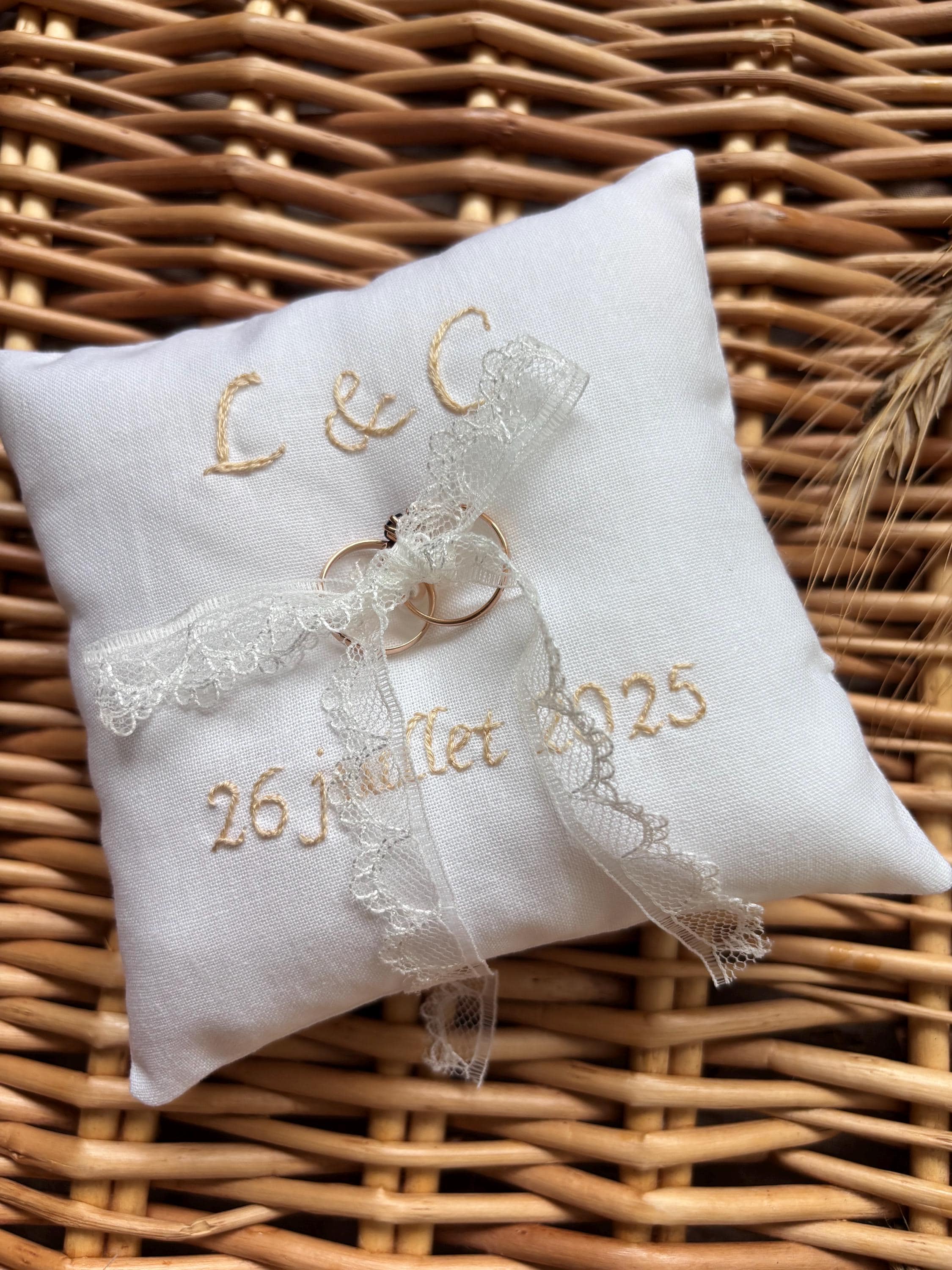 Coussin porte alliance blanc, accessoire de mariage élégant et personnalisé, dentelle
