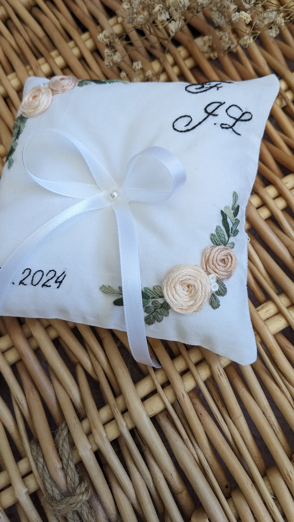Coussin d'alliance brodé et cousu à la main, initiales de couple brodés, date de mariage, roses et eucalyptus, personnalisable