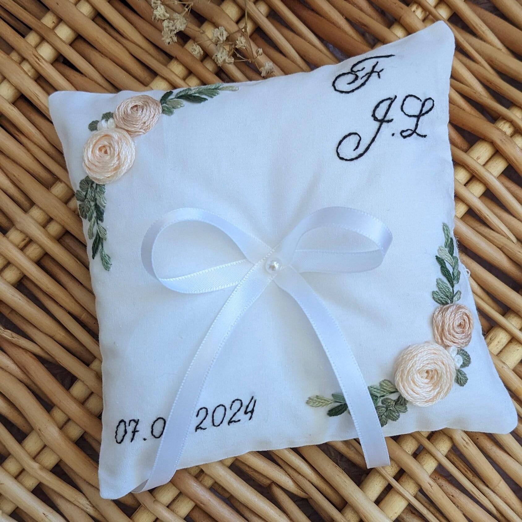 Coussin d'alliance brodé et cousu à la main, initiales de couple brodés, date de mariage, roses et eucalyptus, personnalisable