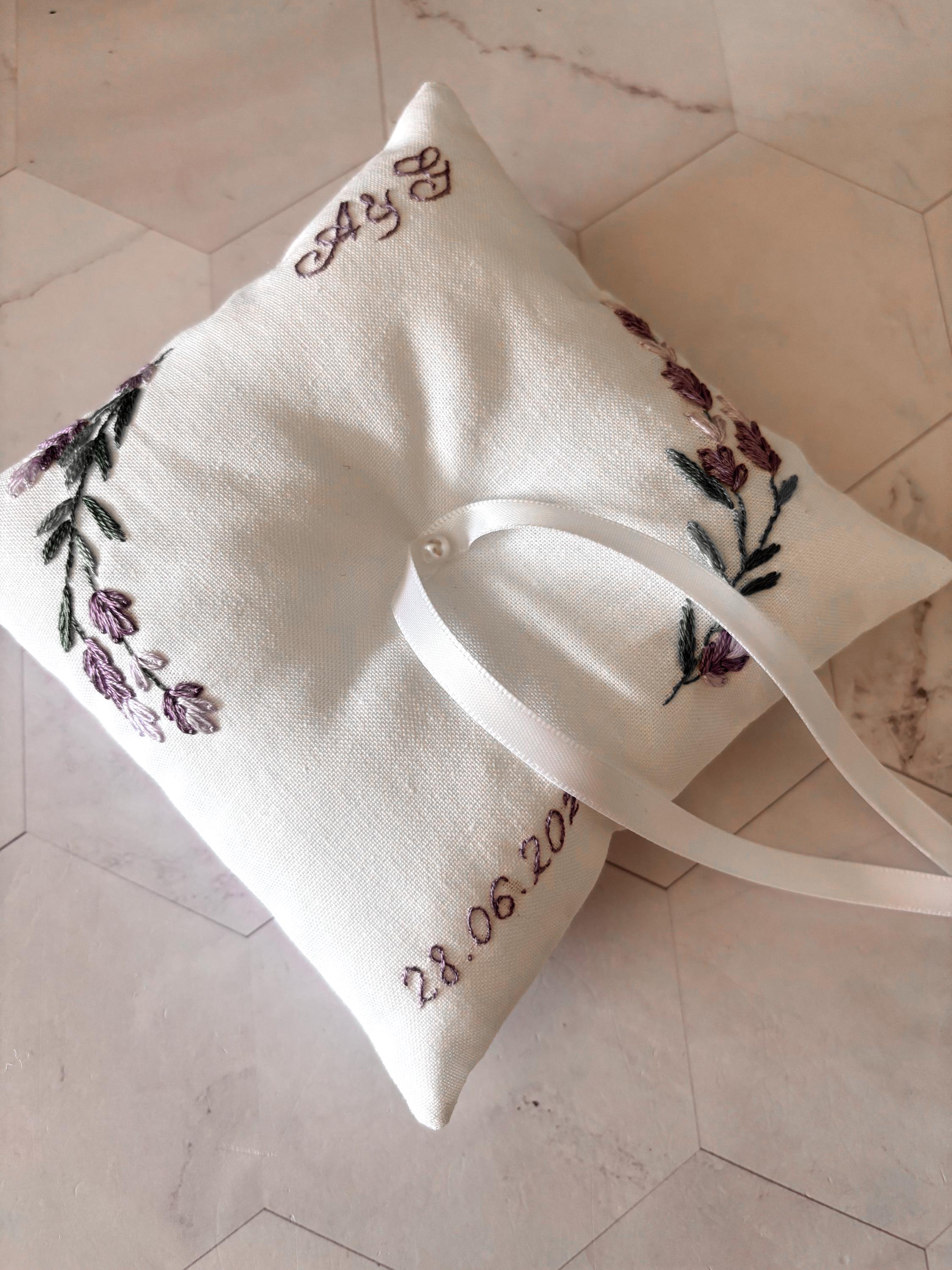 Coussin d’alliances brodé à la main et personnalisé – Broderie pour cérémonie de mariage - motif lavande