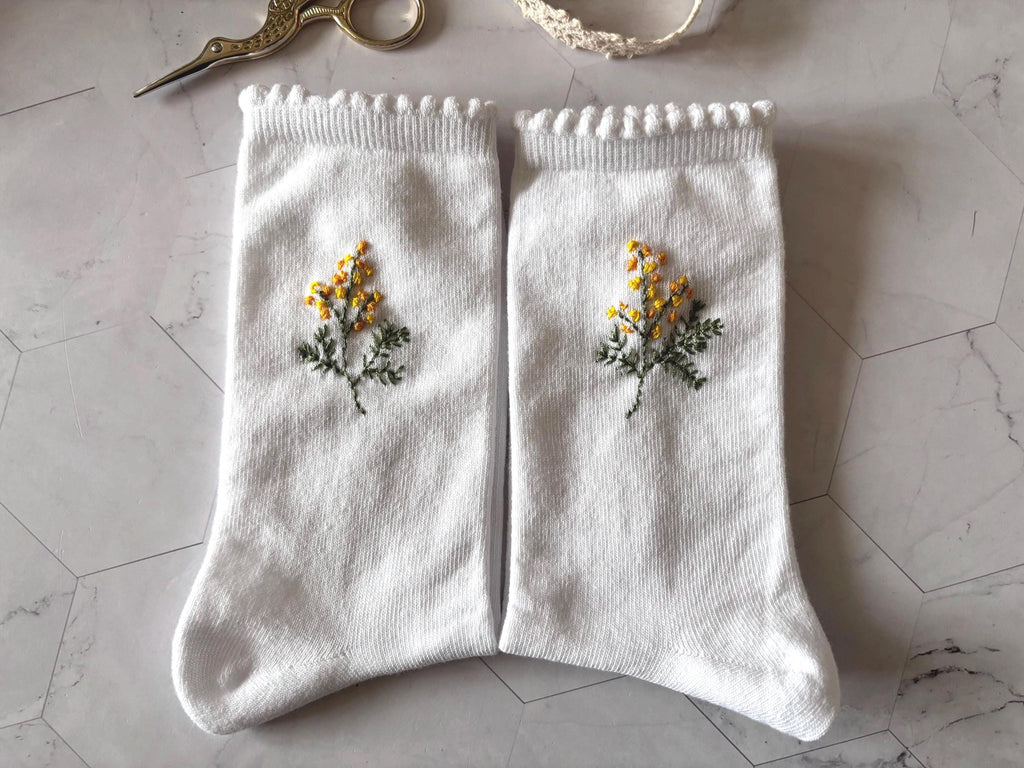 Chaussettes en coton brodées à la main Mimosa