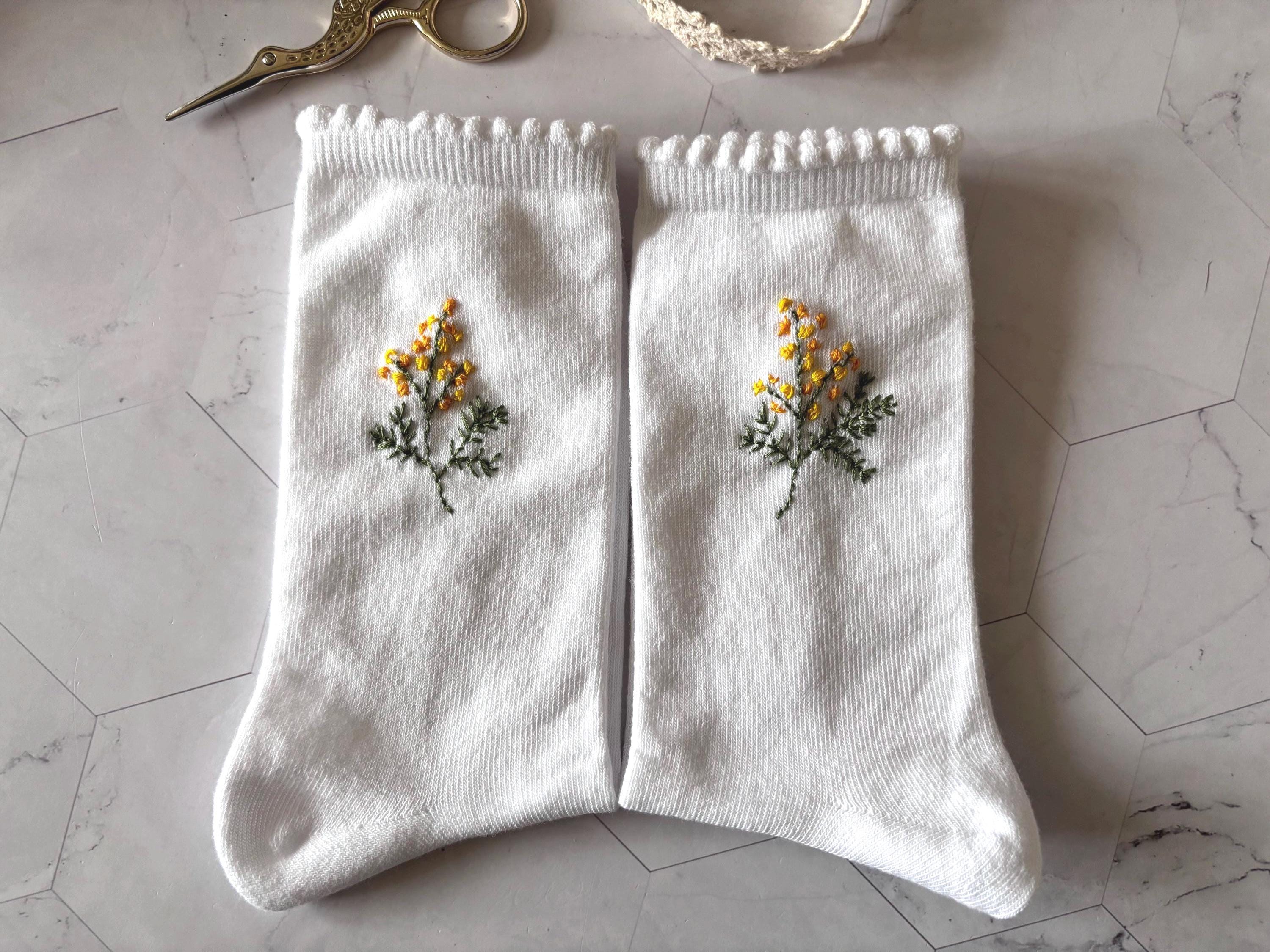Chaussettes en coton brodées à la main Mimosa