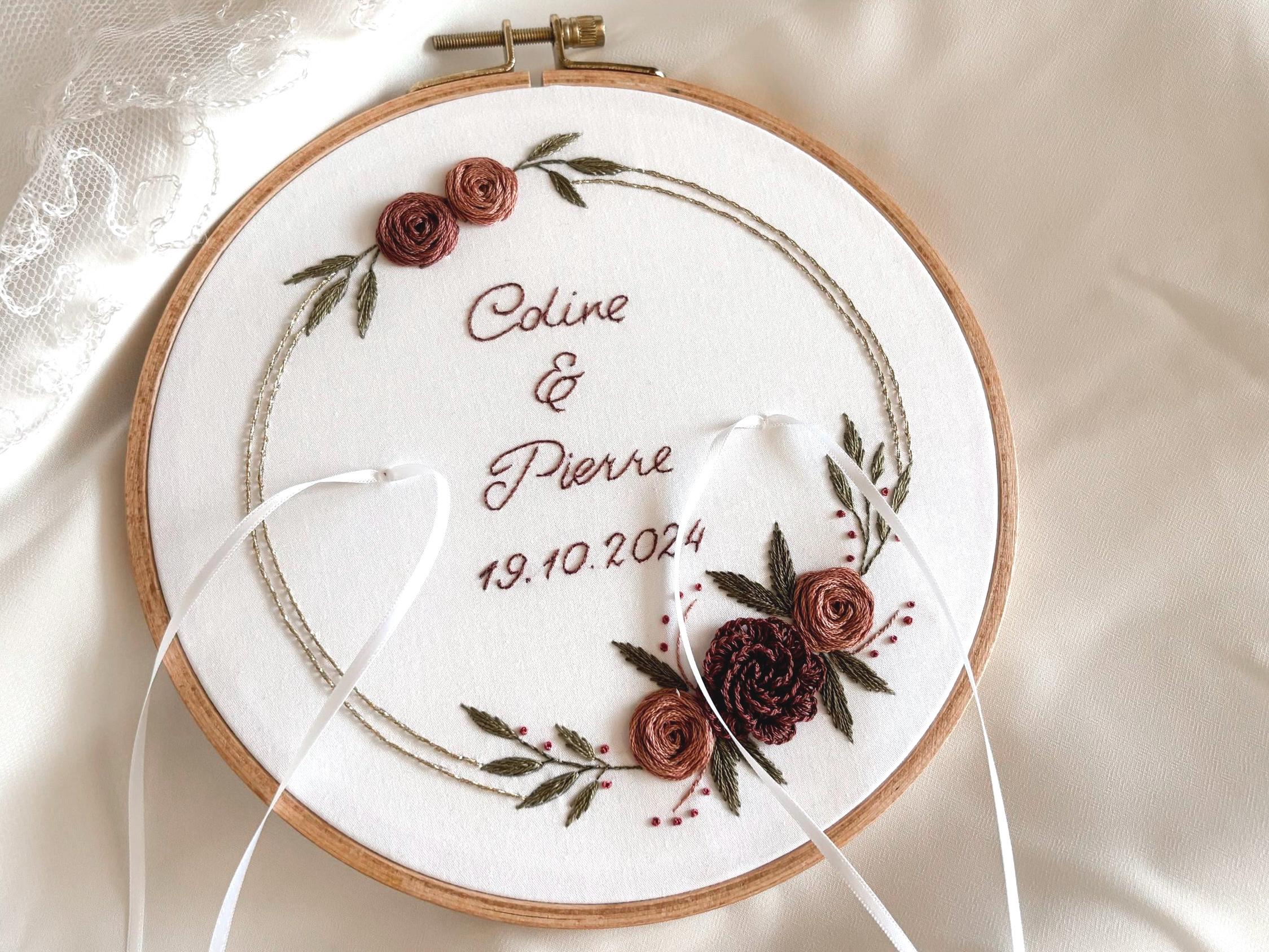 Porte alliances brodé personnalisé pour un mariage, prénoms brodés, fleurs brodées, cadre en or ou argent, plusieurs couleurs
