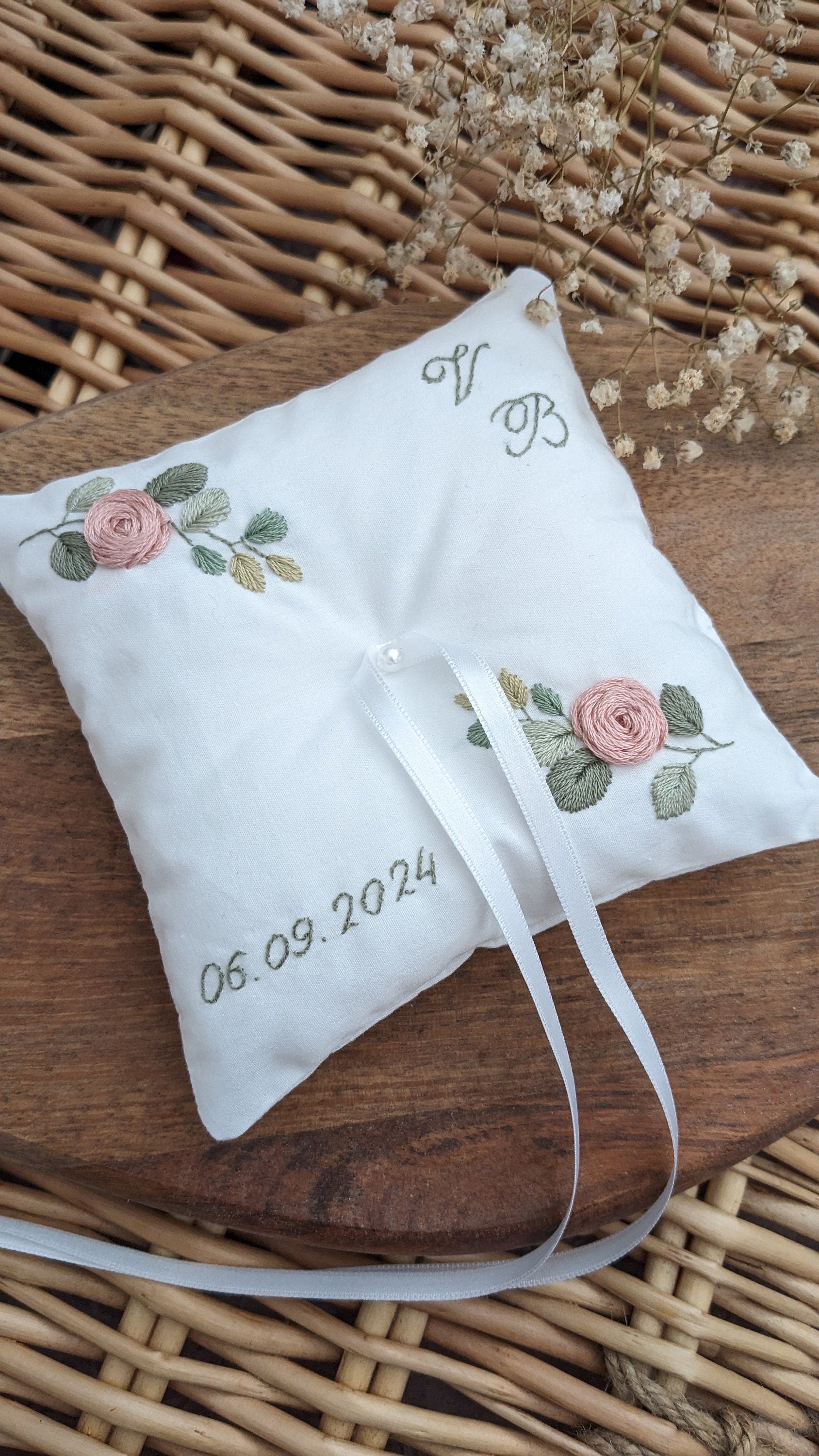 Coussin d'alliance brodé et cousu à la main - porte alliances personnalisé - eucalyptus et roses - coussin d'anneaux pour alliances mariage