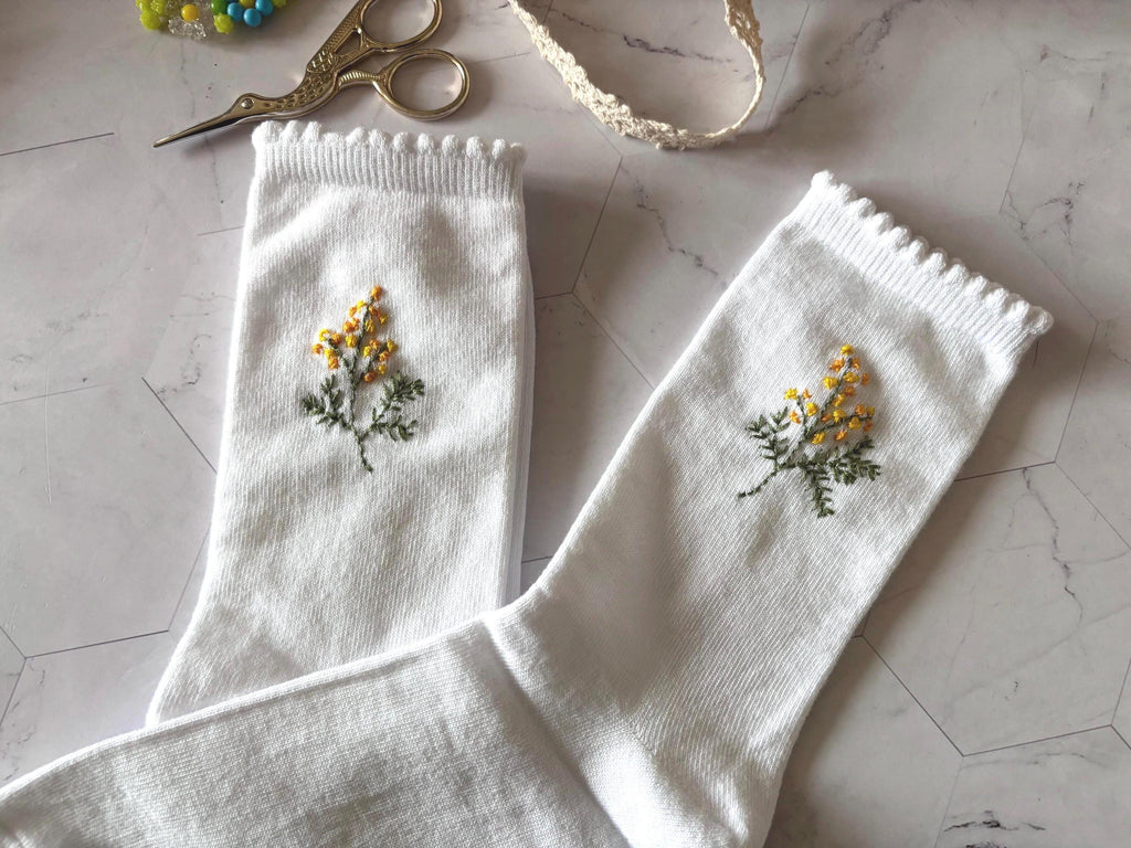 Chaussettes en coton brodées à la main Mimosa