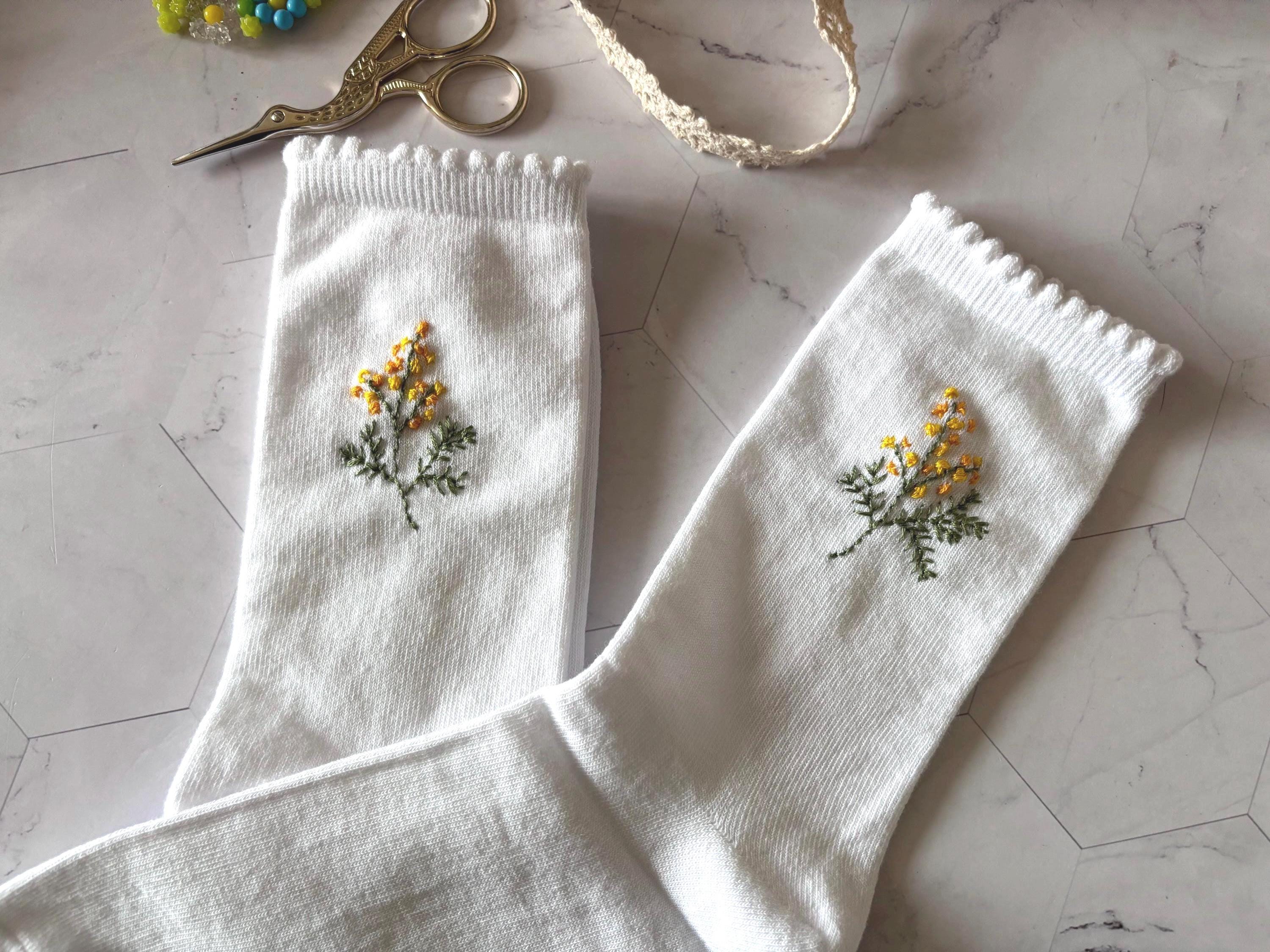 Chaussettes en coton brodées à la main Mimosa