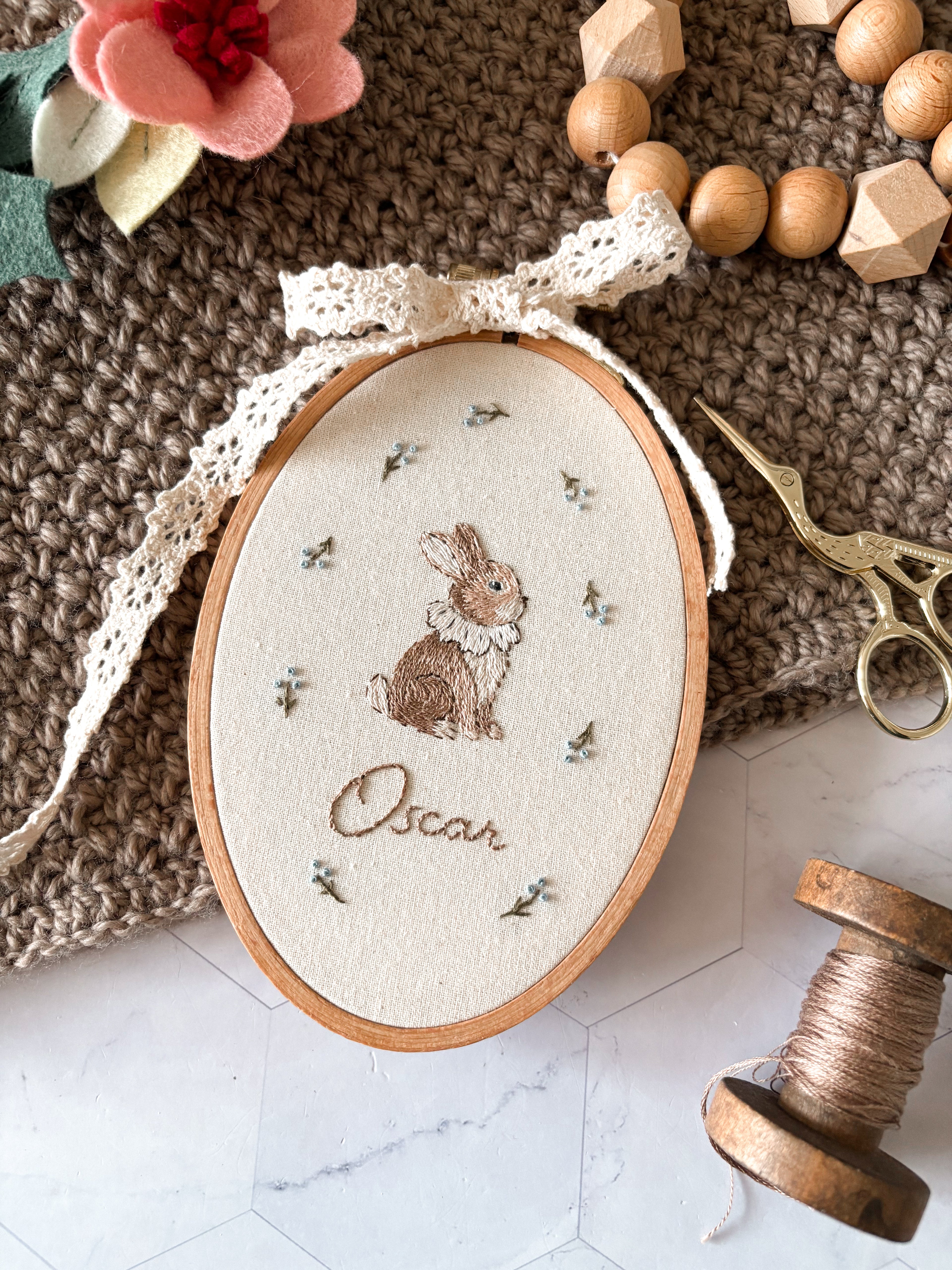 Décoration chambre bébé personnalisée – Broderie lapin avec prénom, idée cadeau de naissance fait main