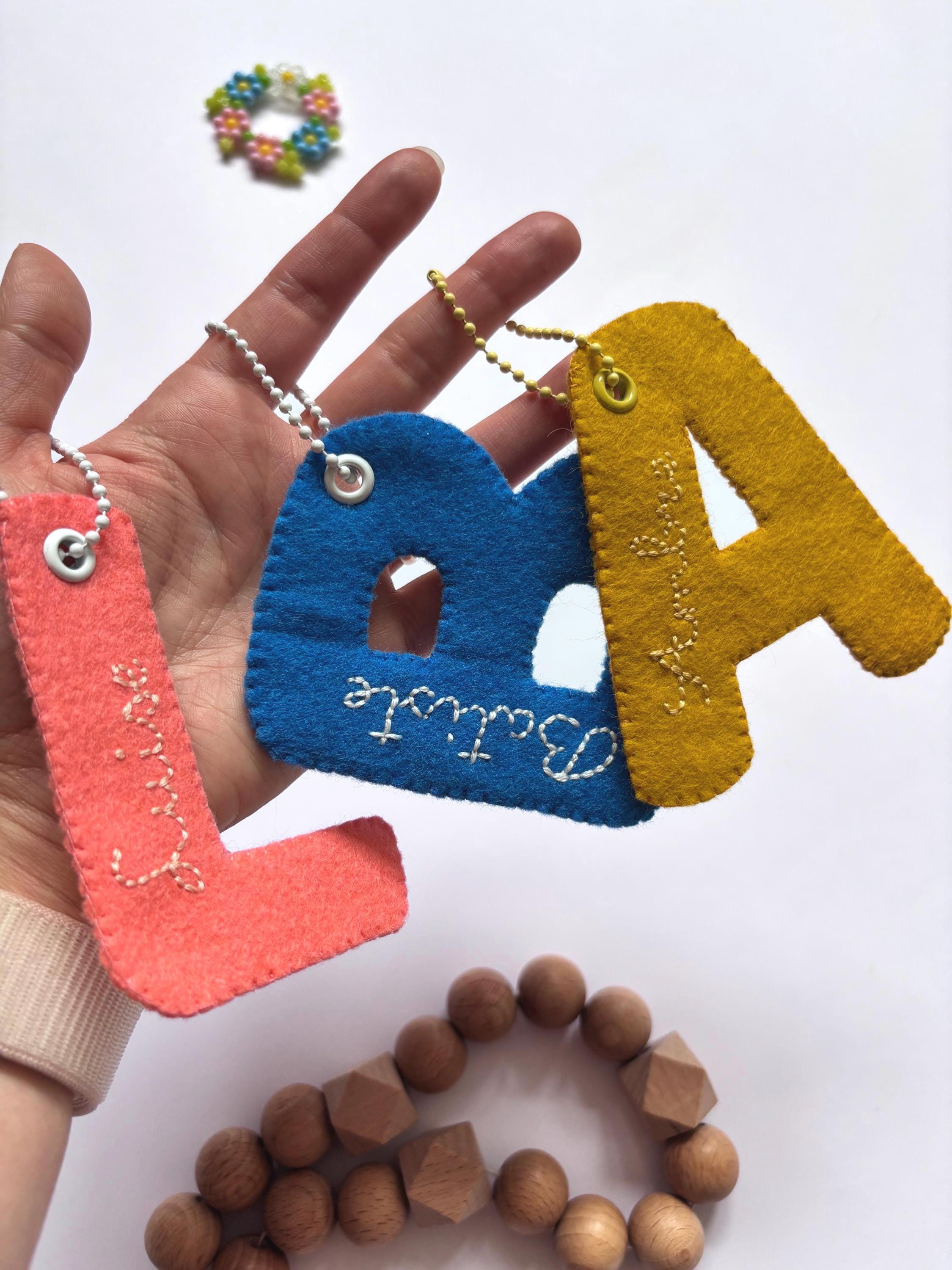 Porte-clés de nom de sac à dos – Prénom à accrocher sur sac, valise, cartable – Accessoires rentrée scolaire - maternelle