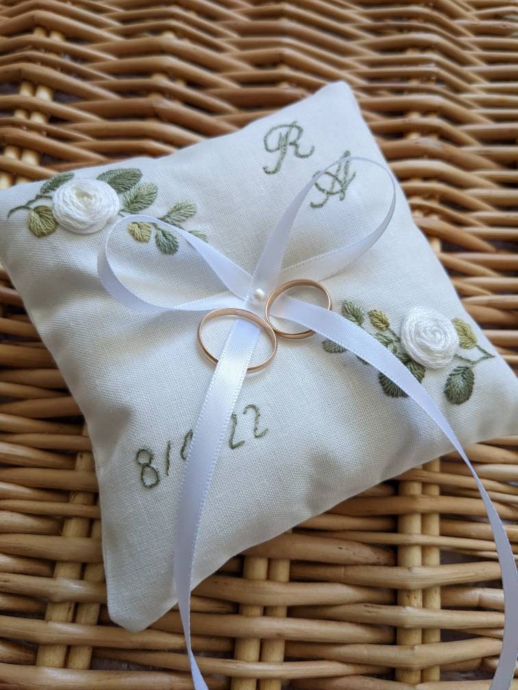 Coussin d'alliance brodé et cousu à la main - porte alliances personnalisé - eucalyptus et roses - coussin d'anneaux pour alliances mariage