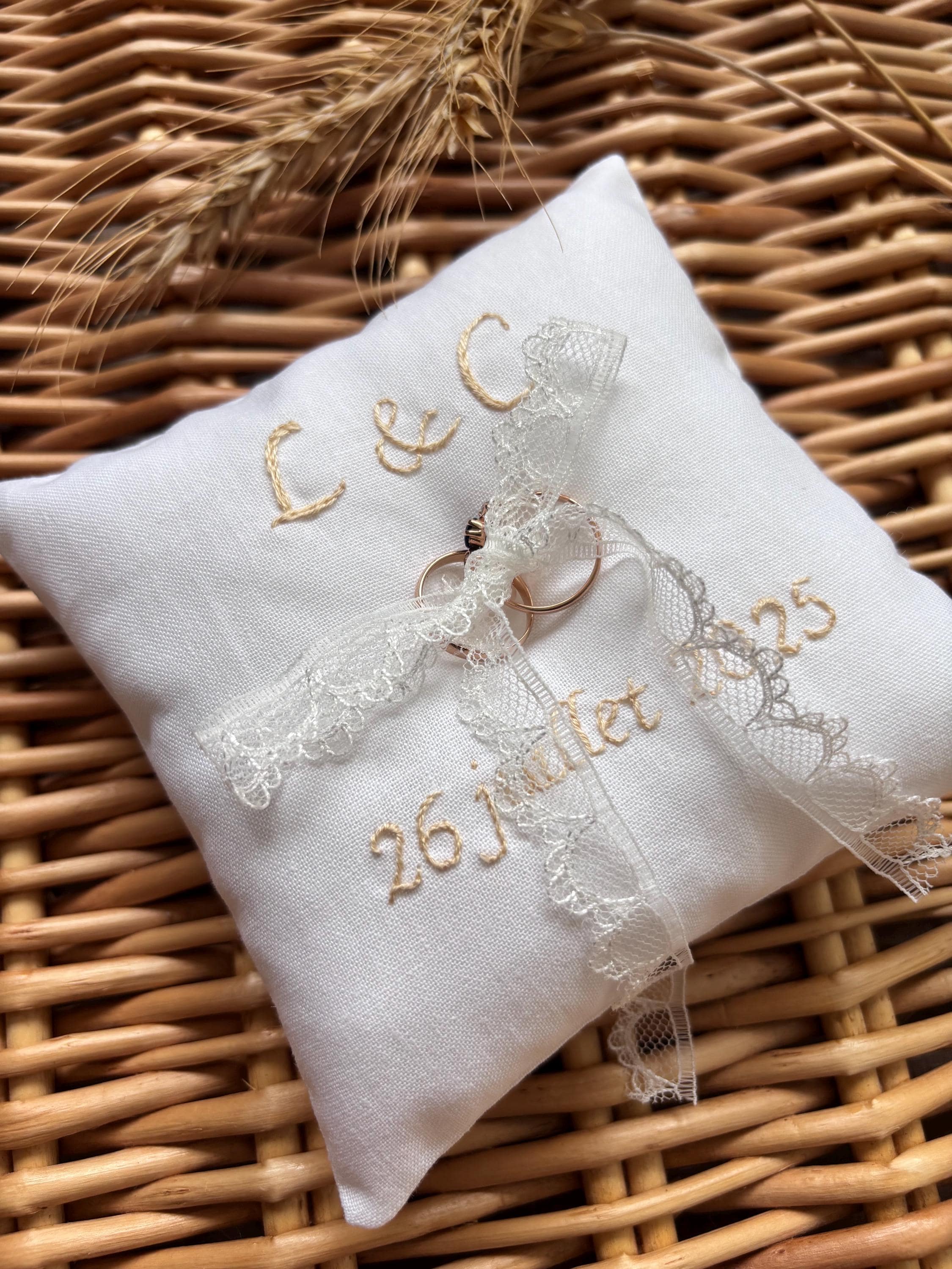 Coussin porte alliance blanc, accessoire de mariage élégant et personnalisé, dentelle