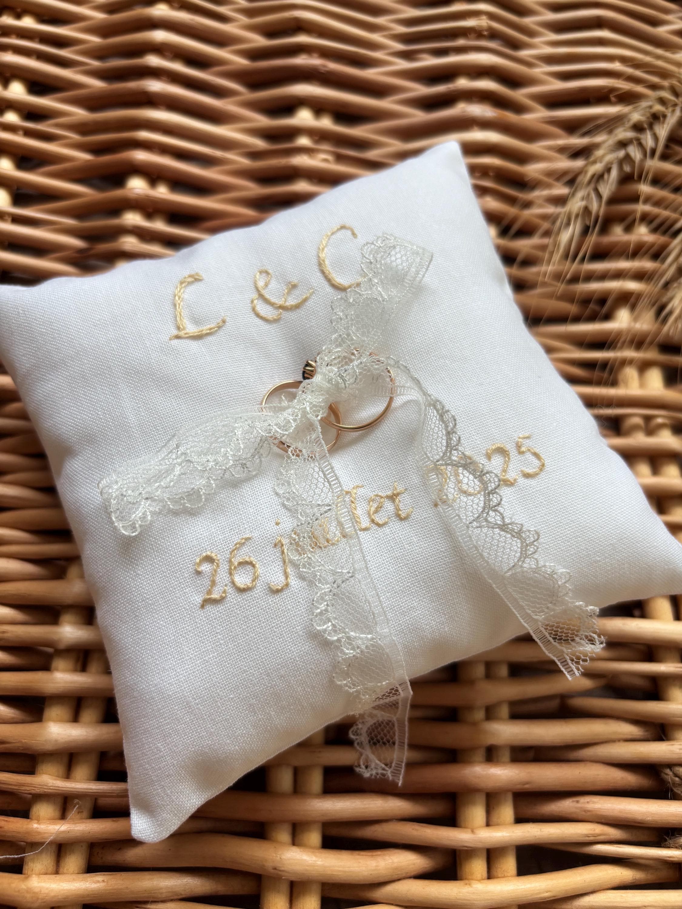 Coussin porte alliance blanc, accessoire de mariage élégant et personnalisé, dentelle