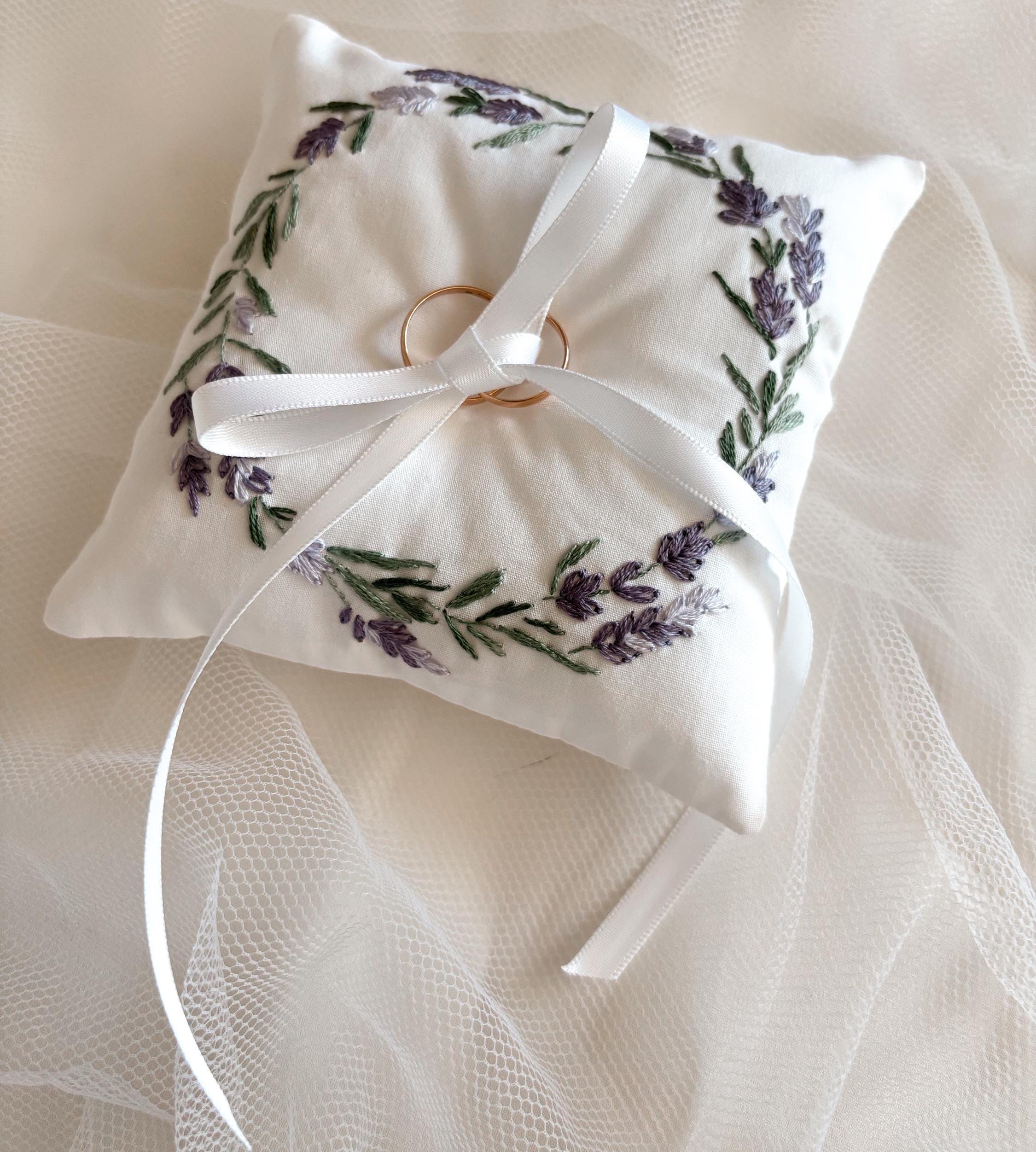Coussin d’alliances brodé à la main et personnalisé – Broderie pour cérémonie de mariage - motif lavande