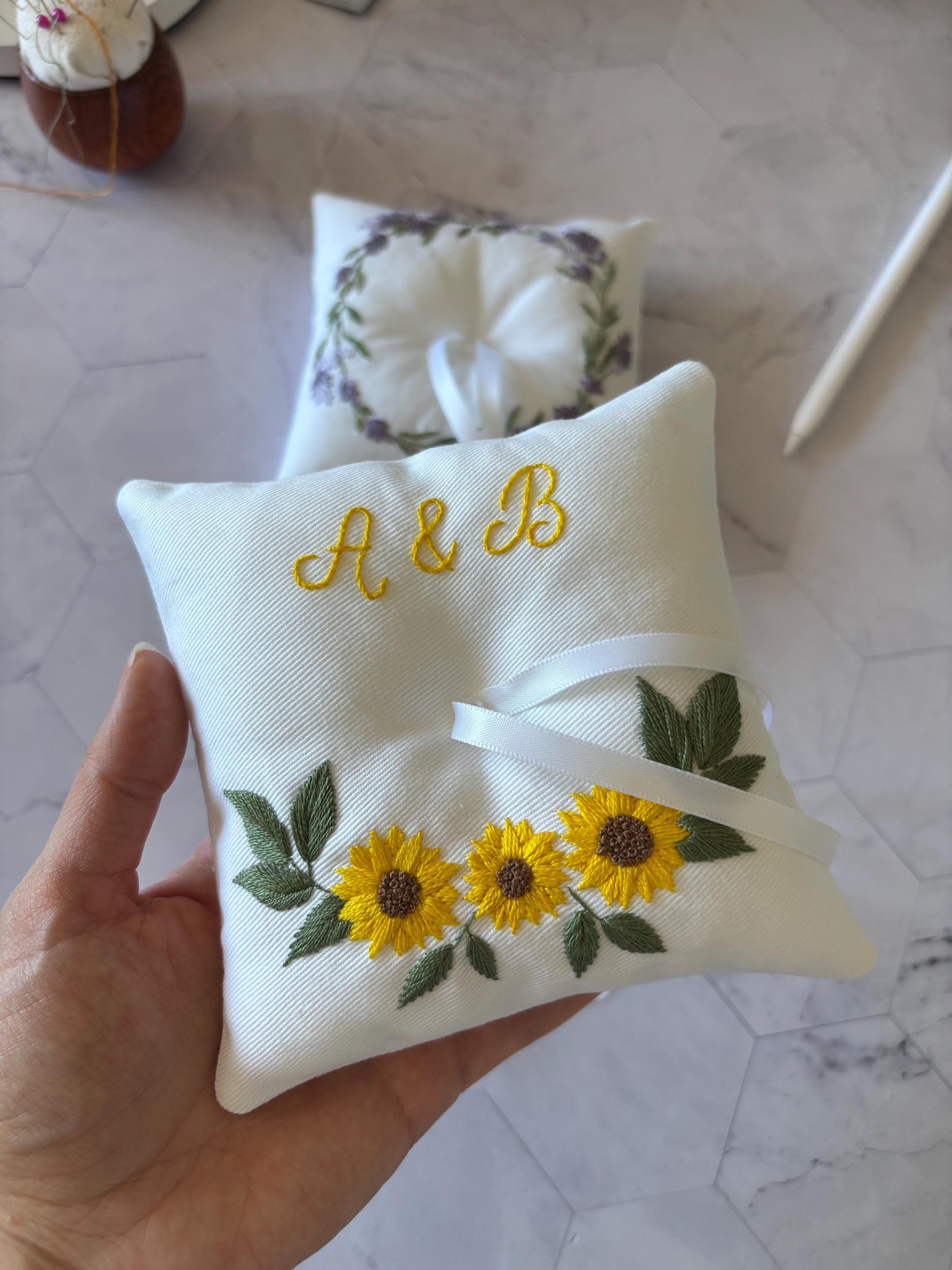 Coussin d'alliances blanc personnalisé - Porte-alliances brodé à la main pour alliances - Motifs floraux