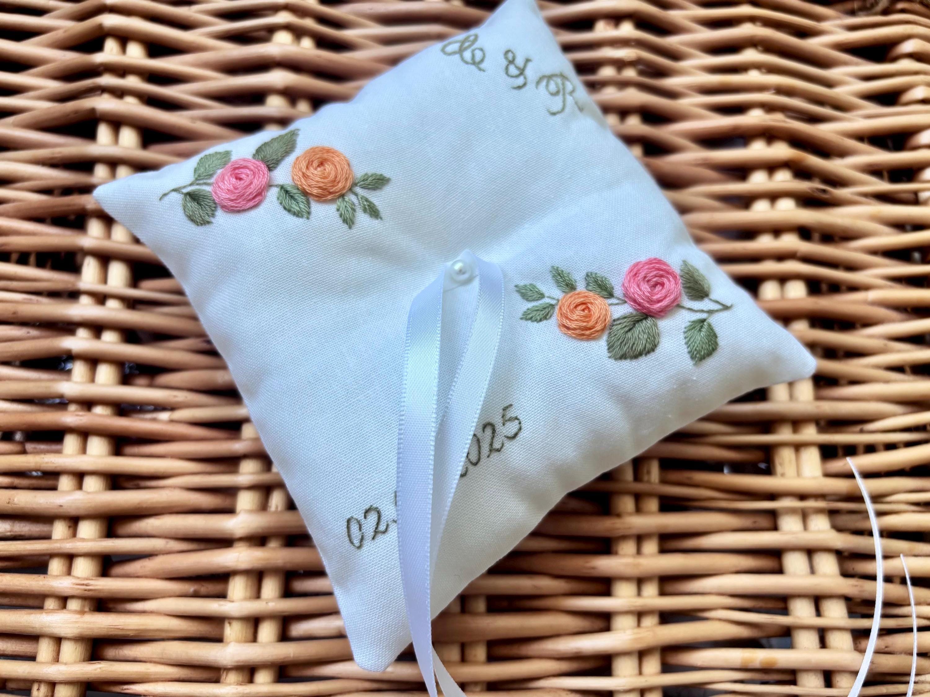 Coussin d’alliances personnalisé pour cérémonie de mariage avec les initiales et date du mariage
