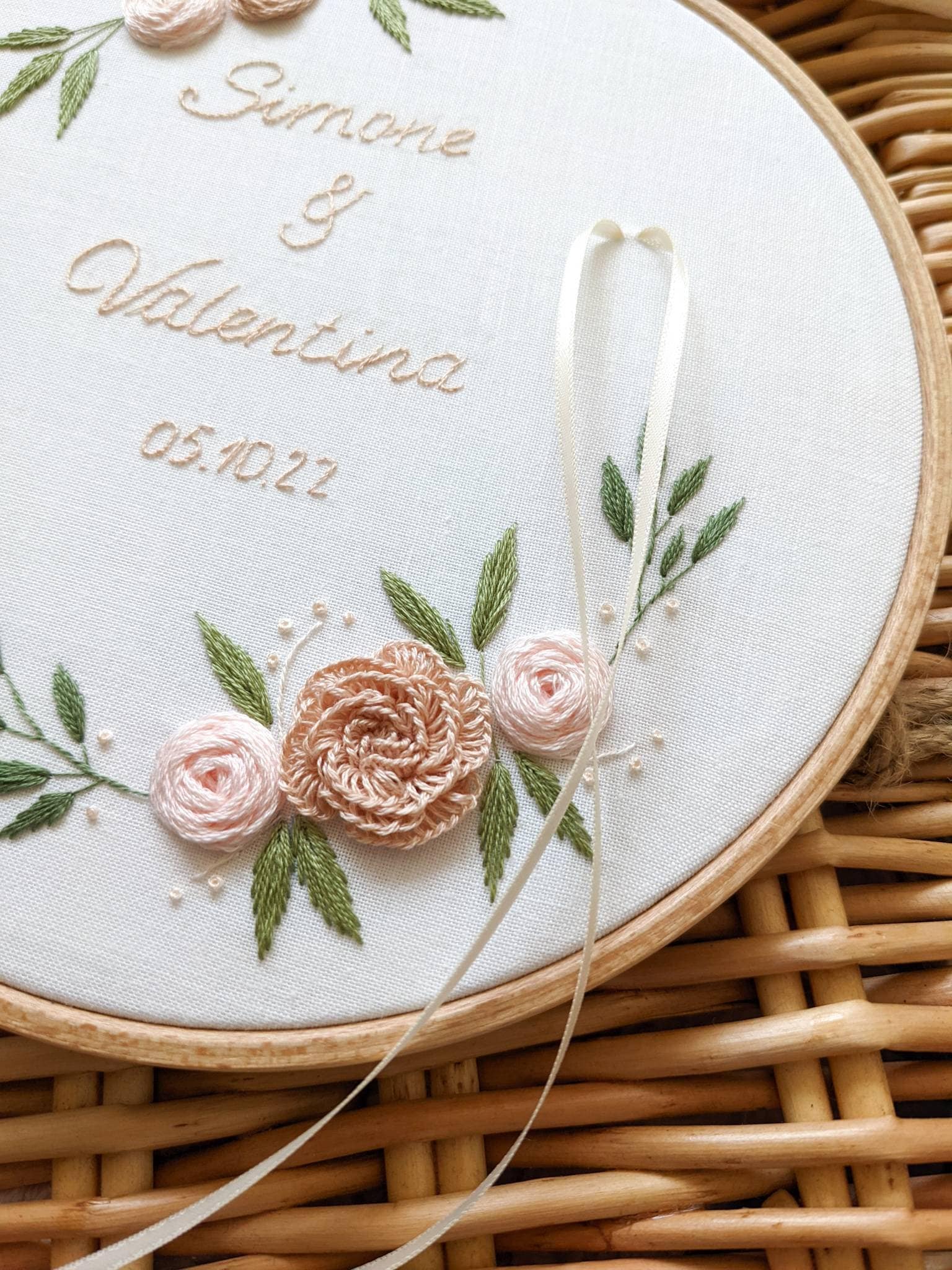 Porte alliances brodé personnalisé, prénoms brodés, porte-alliance mariage, fleurs brodées