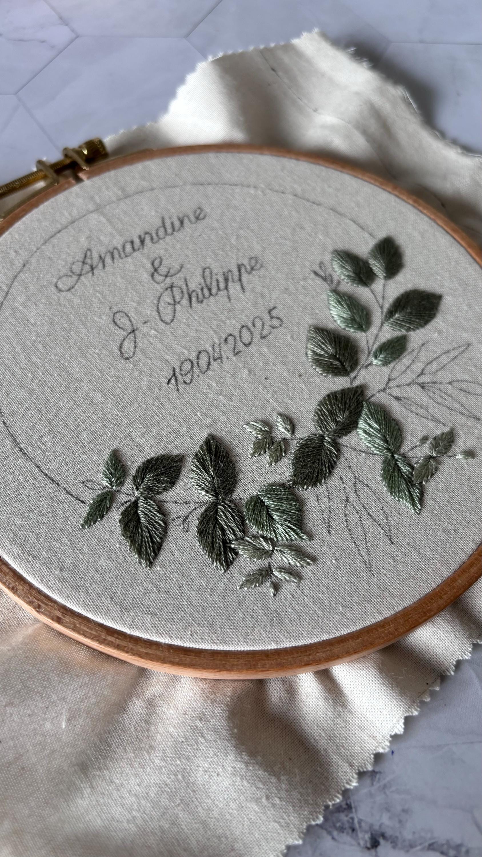 Porte alliances brodé personnalisé – Cadeau de mariage unique – Cadre pour alliances sur mesure - Eucalyptus