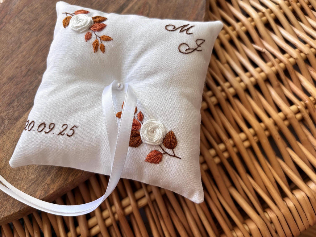 Coussin d'alliance brodé et cousu à la main - porte alliances personnalisé - eucalyptus et roses - coussin d'anneaux pour alliances mariage