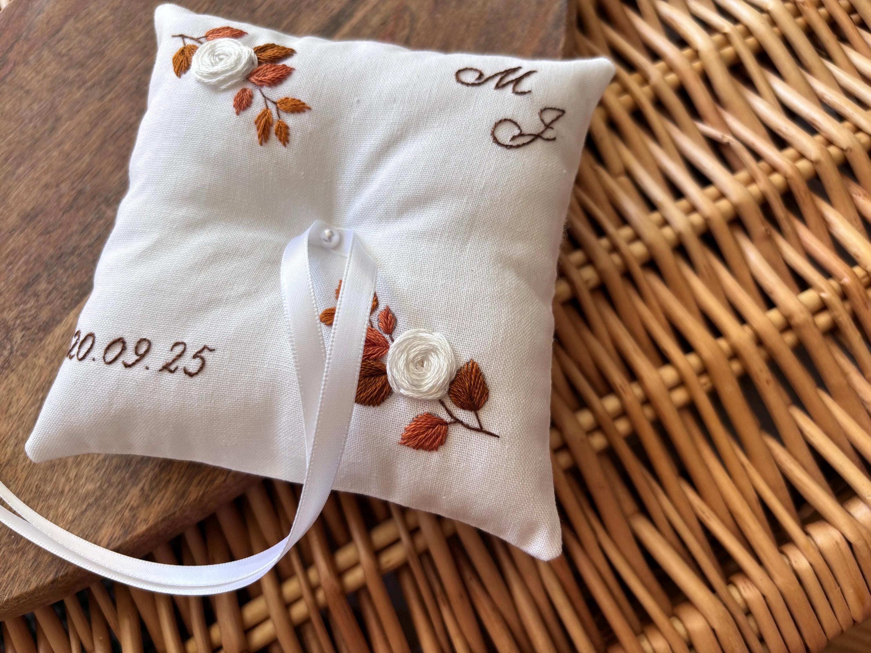 Coussin d'alliance brodé et cousu à la main - porte alliances personnalisé - eucalyptus et roses - coussin d'anneaux pour alliances mariage