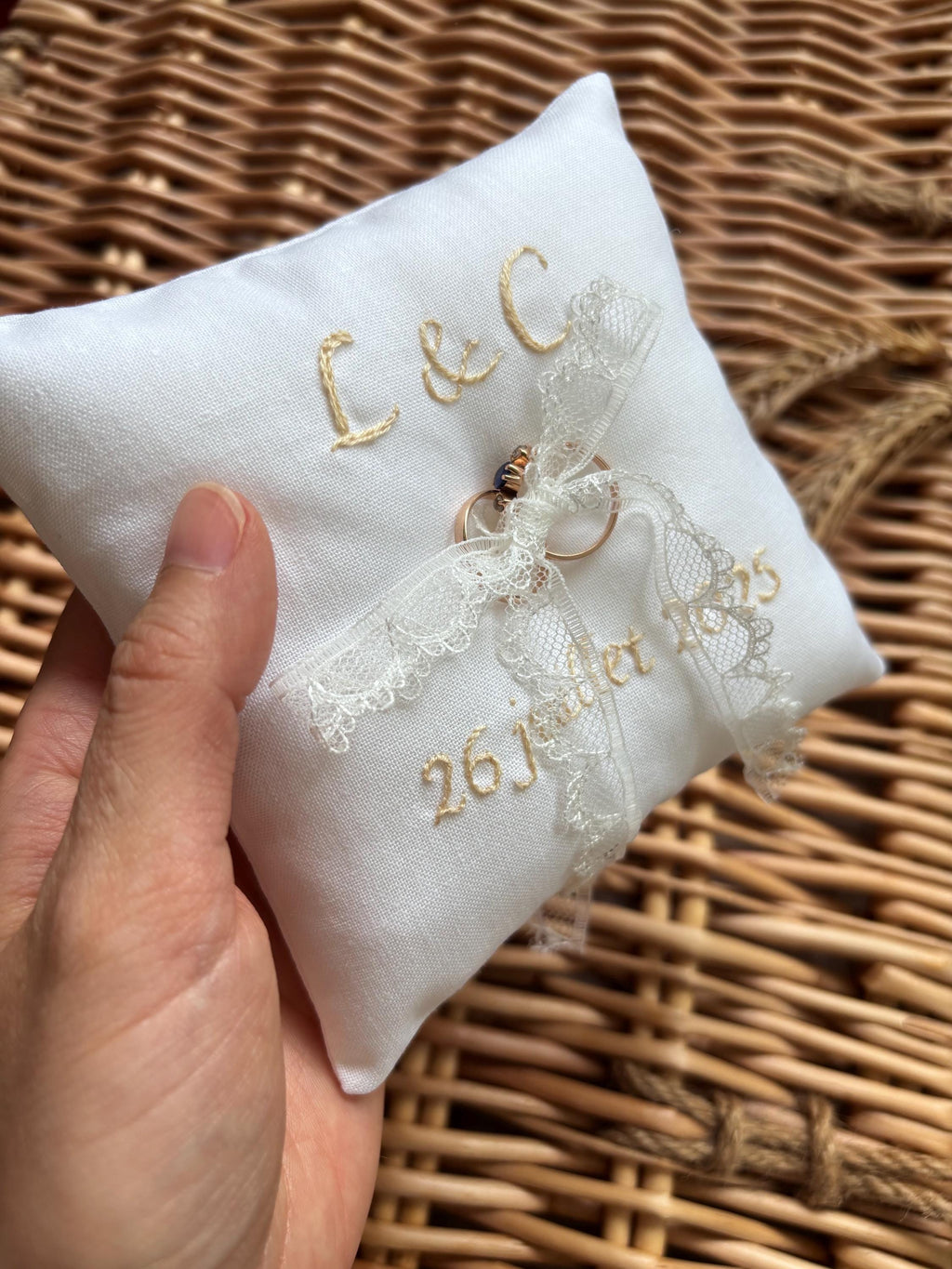 Coussin porte alliance blanc, accessoire de mariage élégant et personnalisé, dentelle