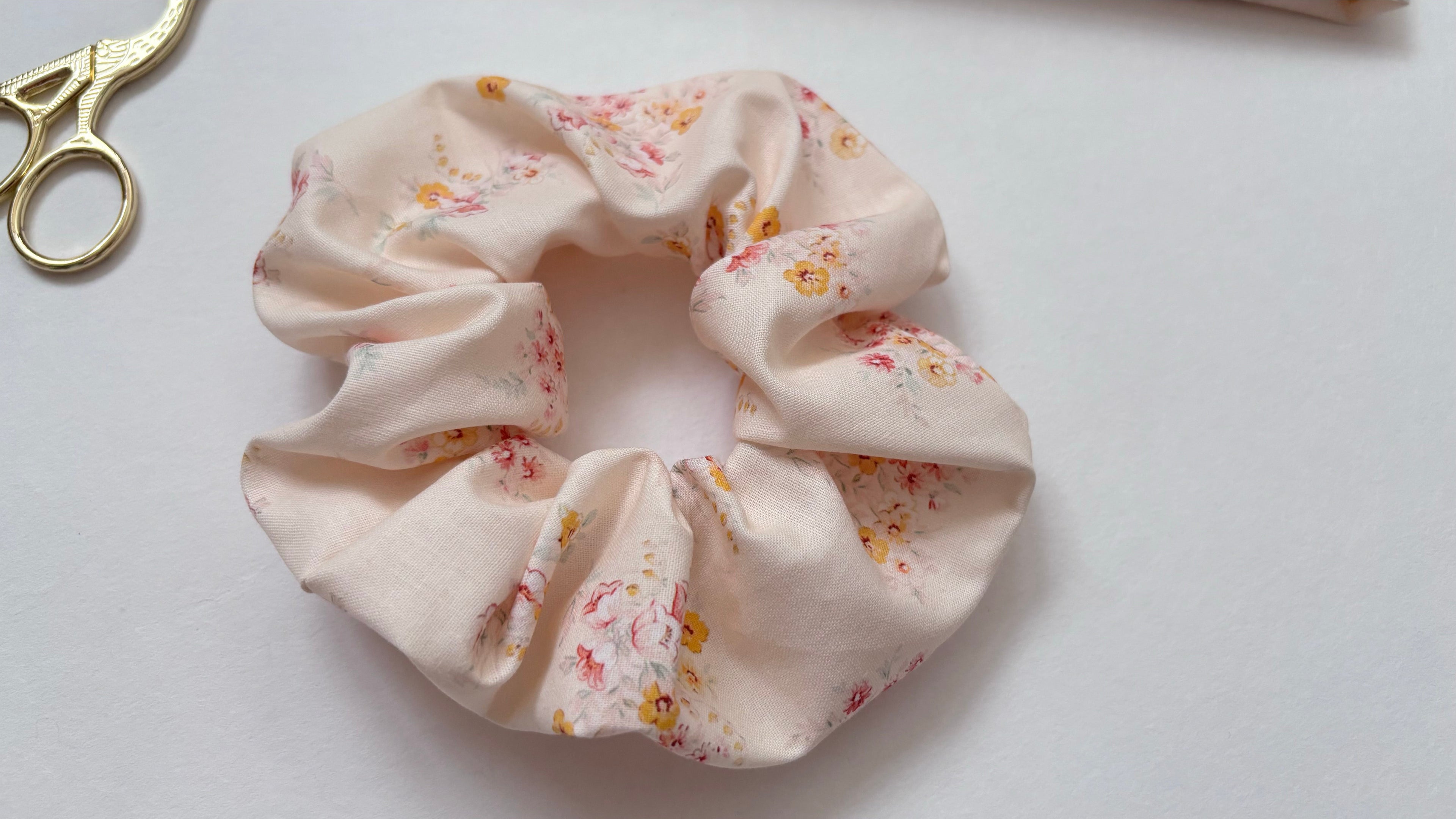 Chouchou fleurs en coton pour les cheveux
