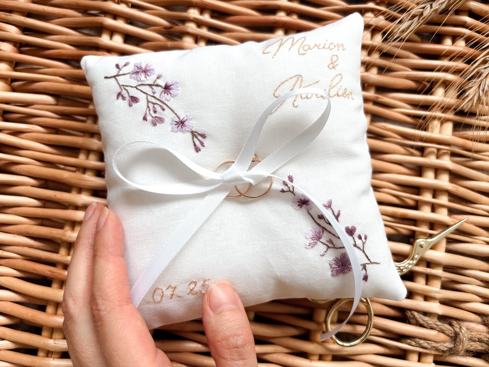 Coussin d’alliances personnalisé pour cérémonie de mariage avec les initiales et date du mariage