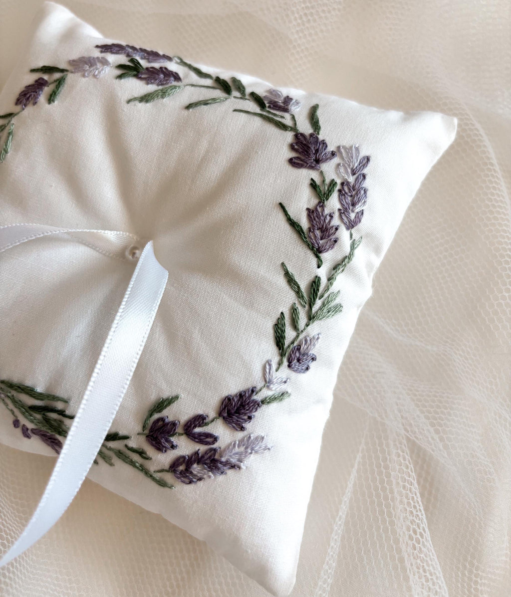 Coussin d’alliances brodé à la main et personnalisé – Broderie pour cérémonie de mariage - motif lavande