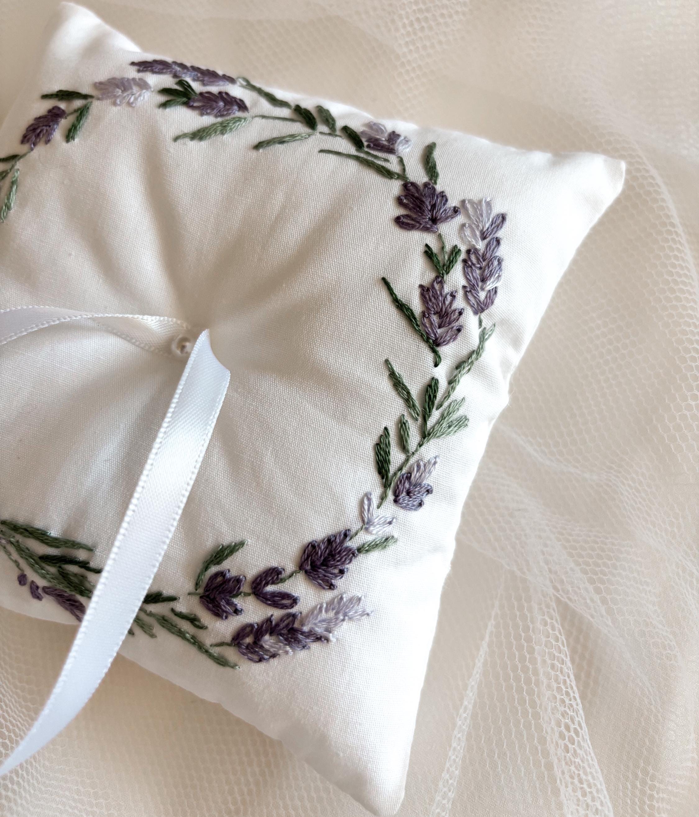 Coussin d’alliances brodé à la main et personnalisé – Broderie pour cérémonie de mariage - motif lavande