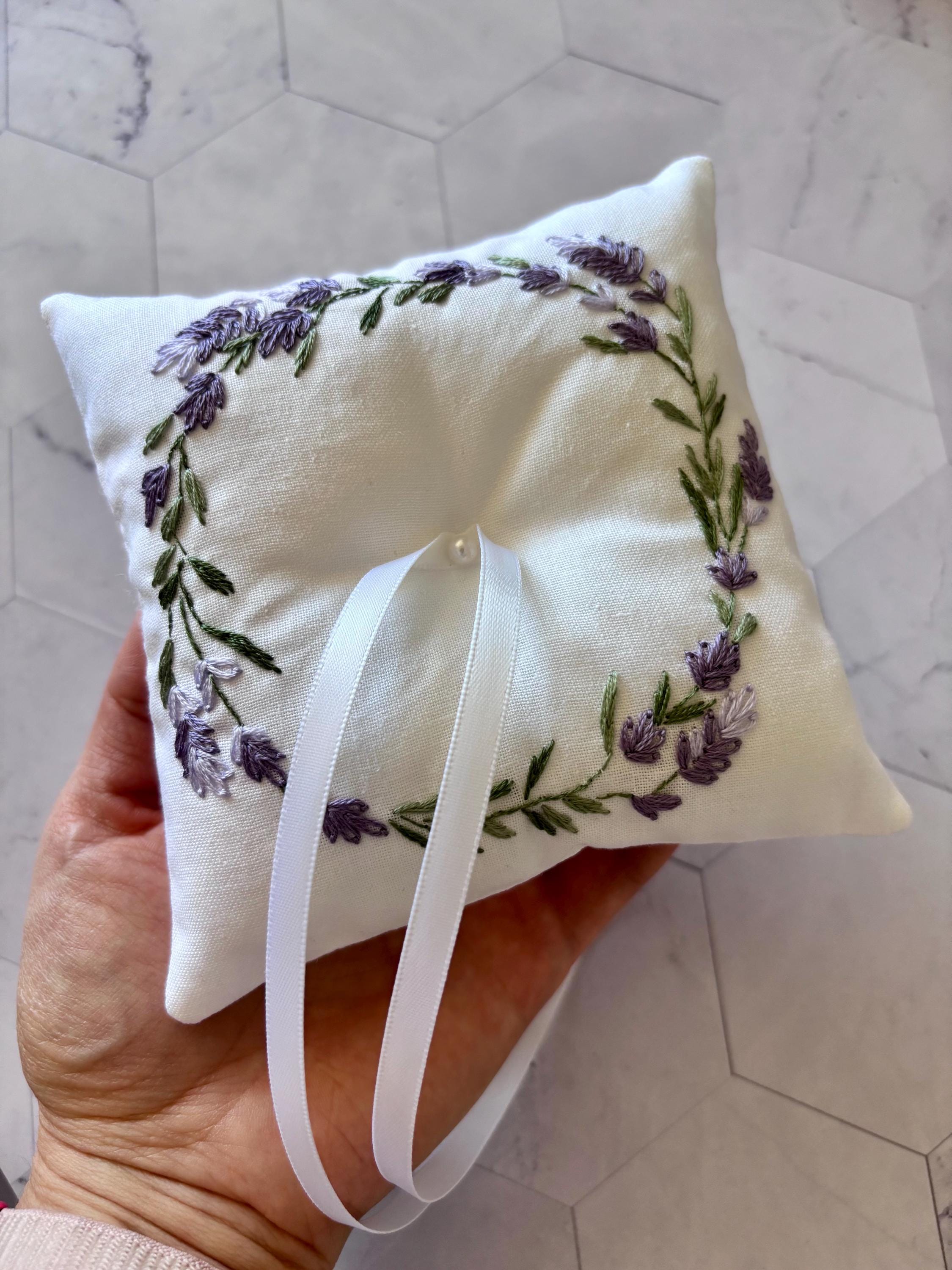 Coussin d’alliances brodé à la main et personnalisé – Broderie pour cérémonie de mariage - motif lavande
