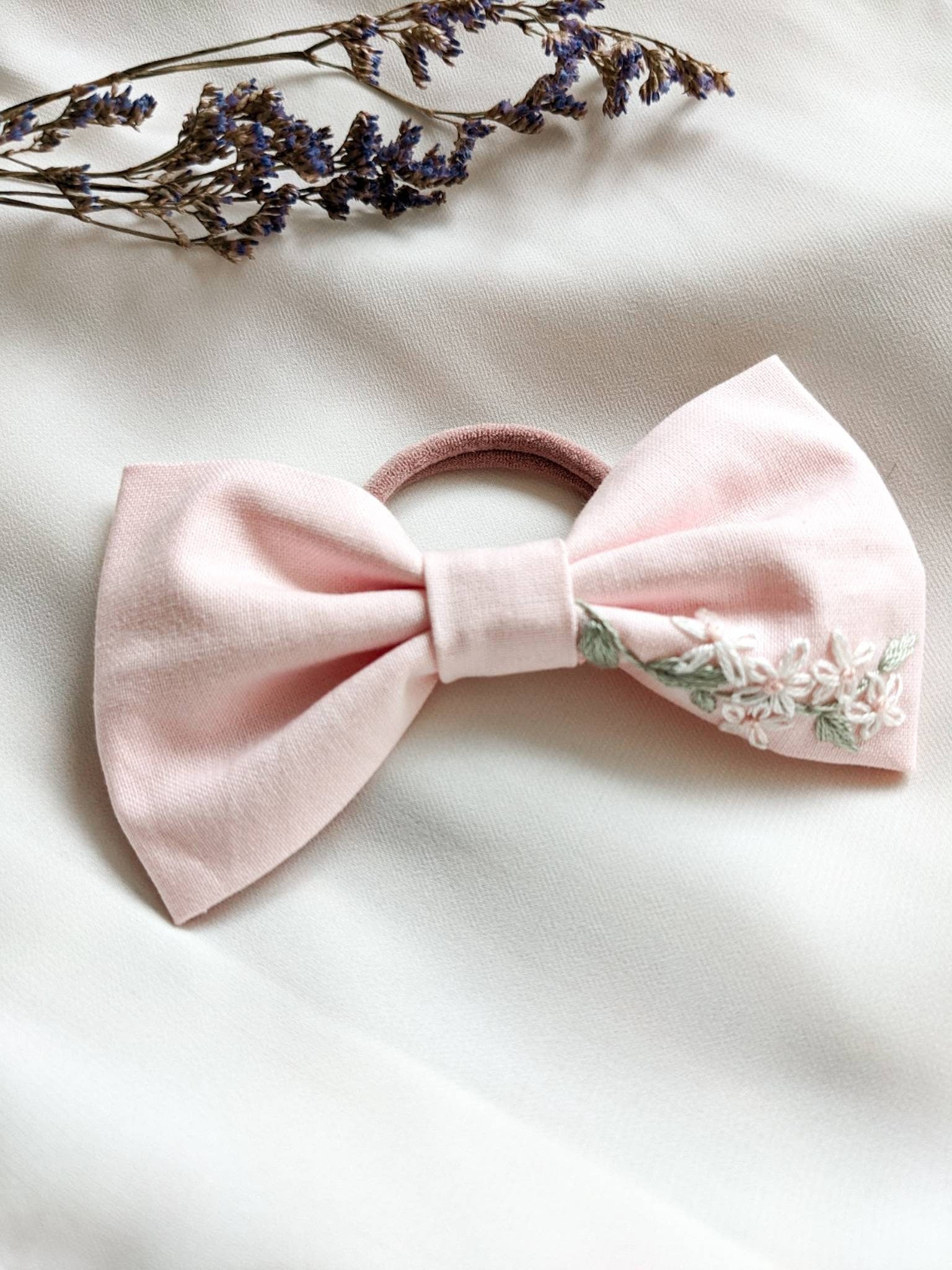 Barrette nœud cheveux brodé a la main, accessoires vintage, fleurs roses, coton OEKO-TEX, mariage, baptême, anniversaire.