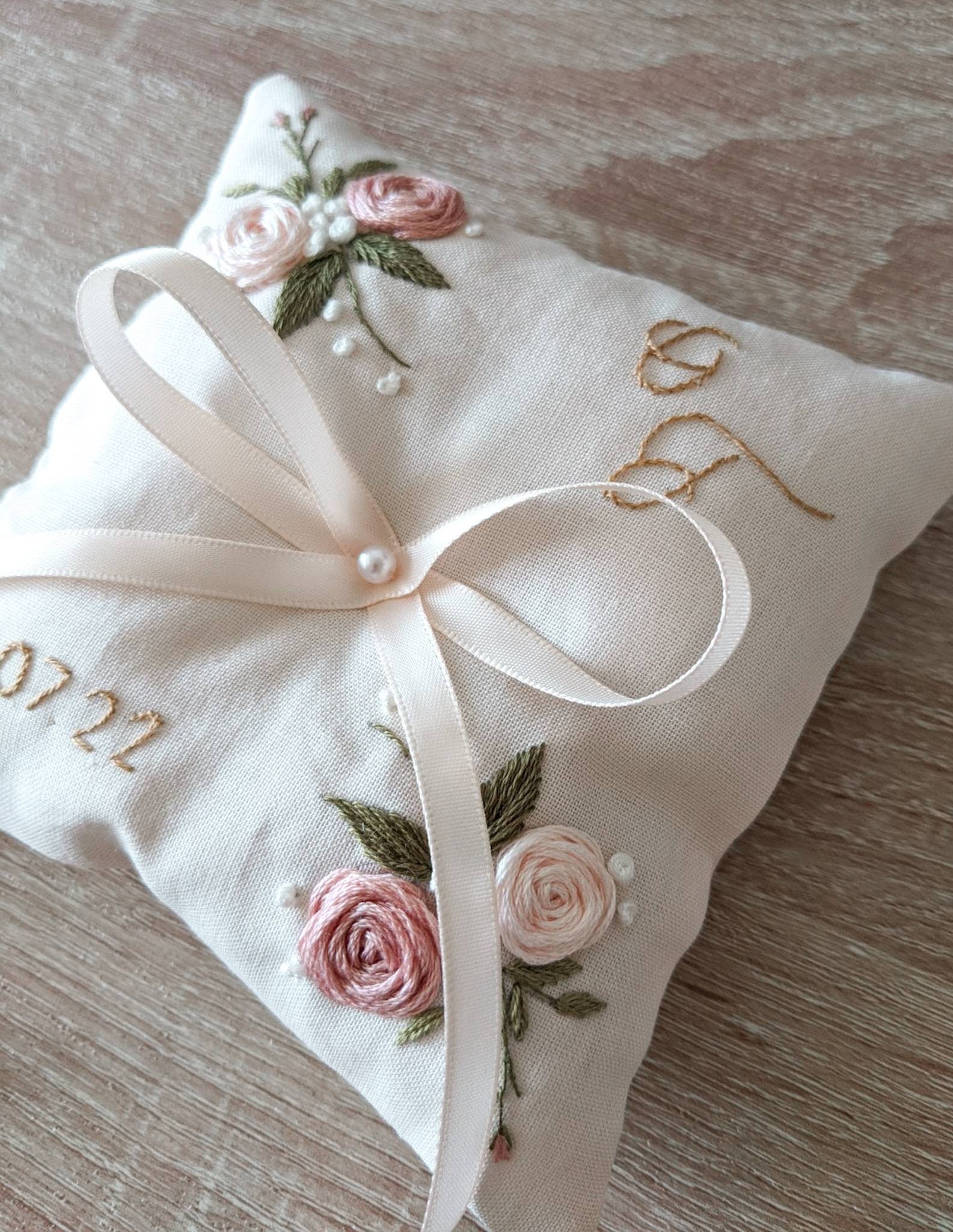 Coussin d'alliance brodé et cousu à la main - porte-alliances personnalisable - coussin d'anneaux pour alliance - coton bio mariage