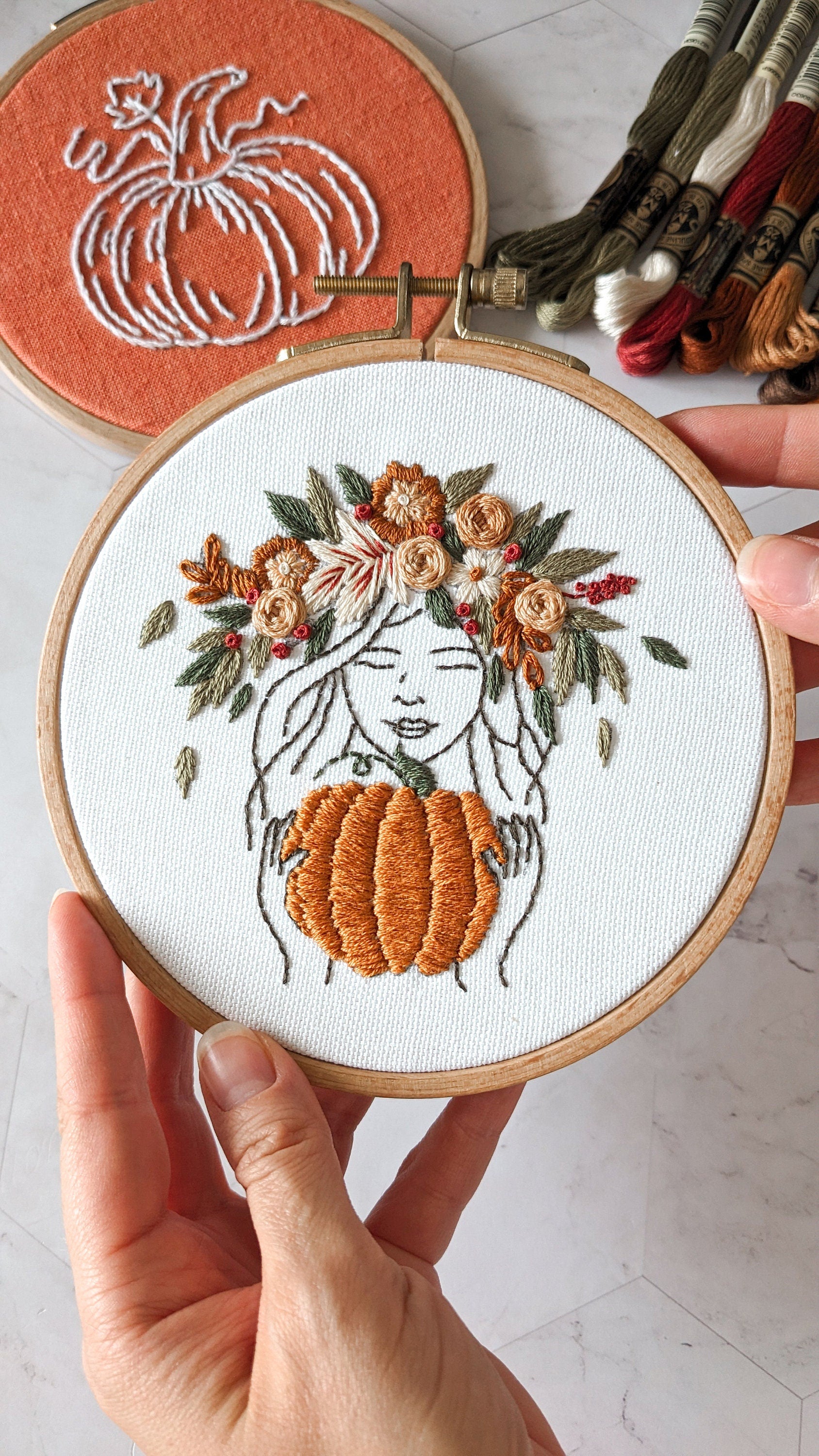 Kit de broderie, Fille avec une citrouille, couronne de fleurs d'automne, guide vidéo