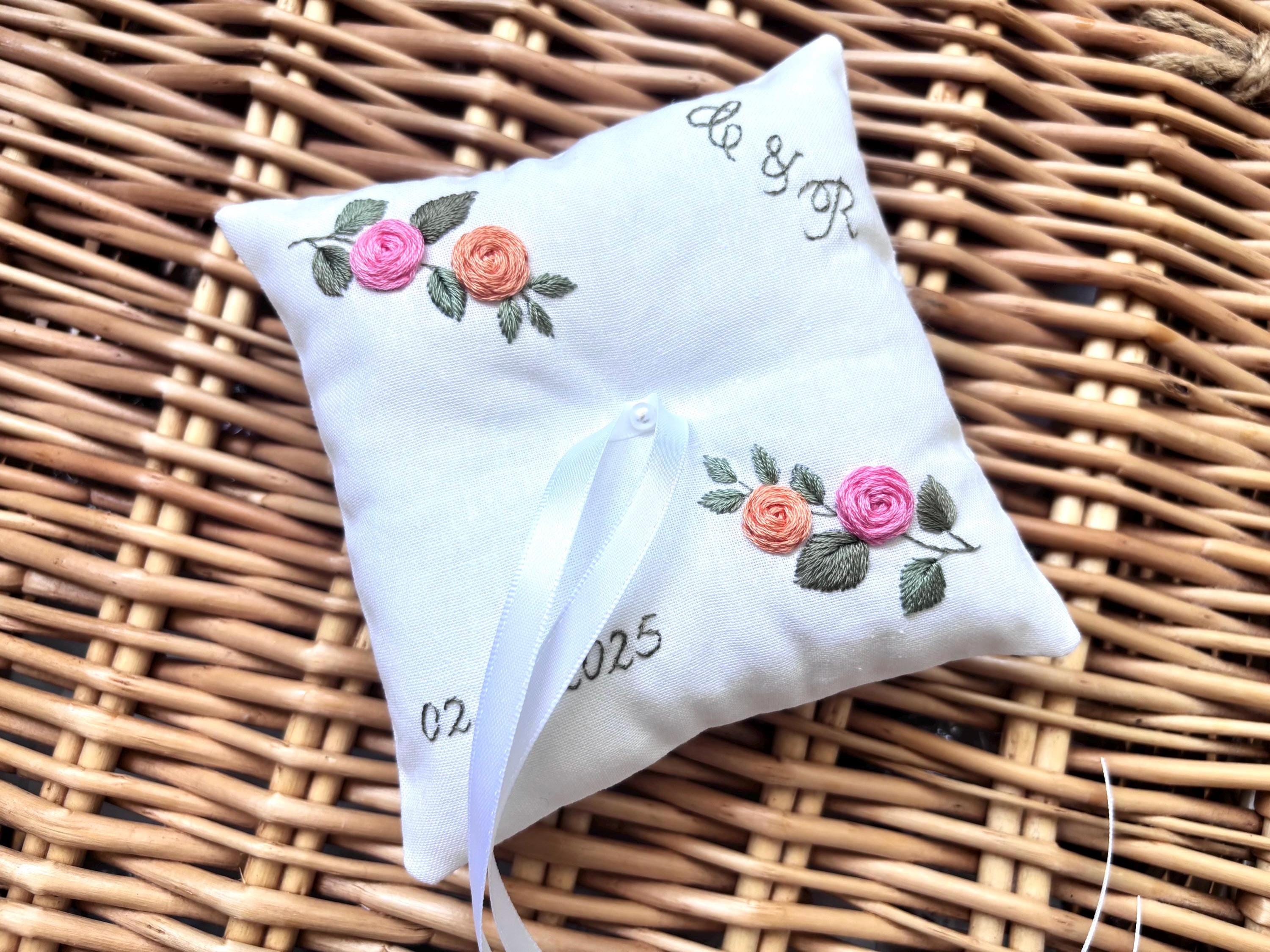 Coussin d’alliances personnalisé pour cérémonie de mariage avec les initiales et date du mariage