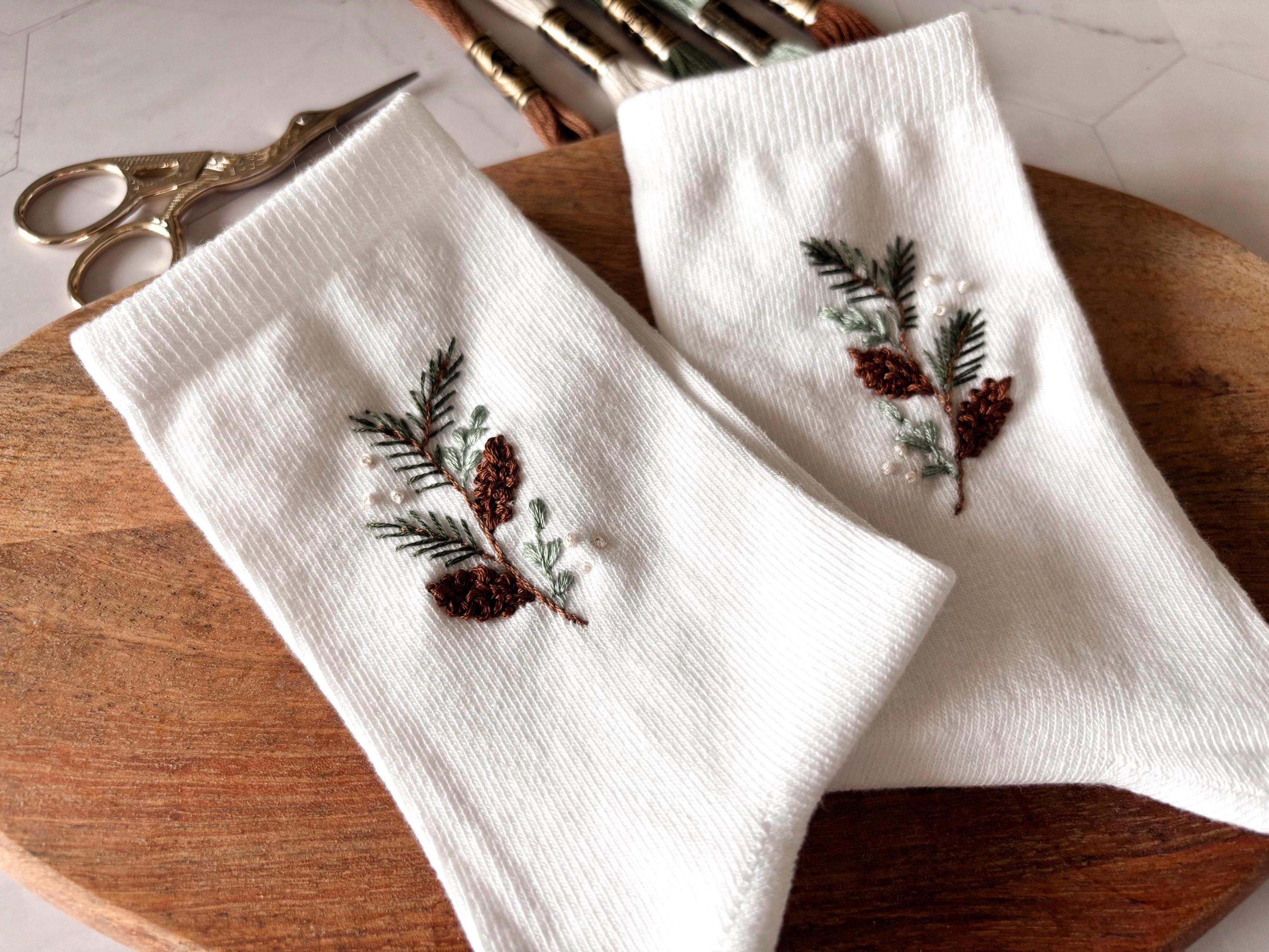 Chaussettes en coton brodées à la main, motif pommes de pin, sapin