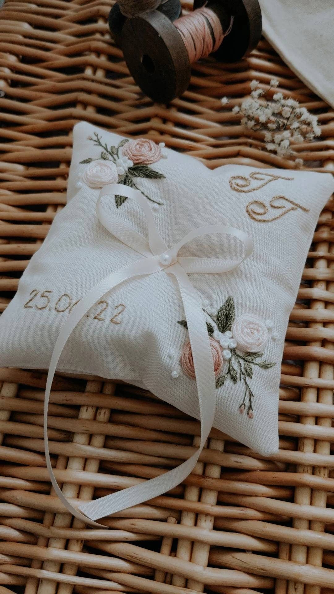 Coussin d'alliance brodé et cousu à la main - porte-alliances personnalisable - coussin d'anneaux pour alliance - coton bio mariage