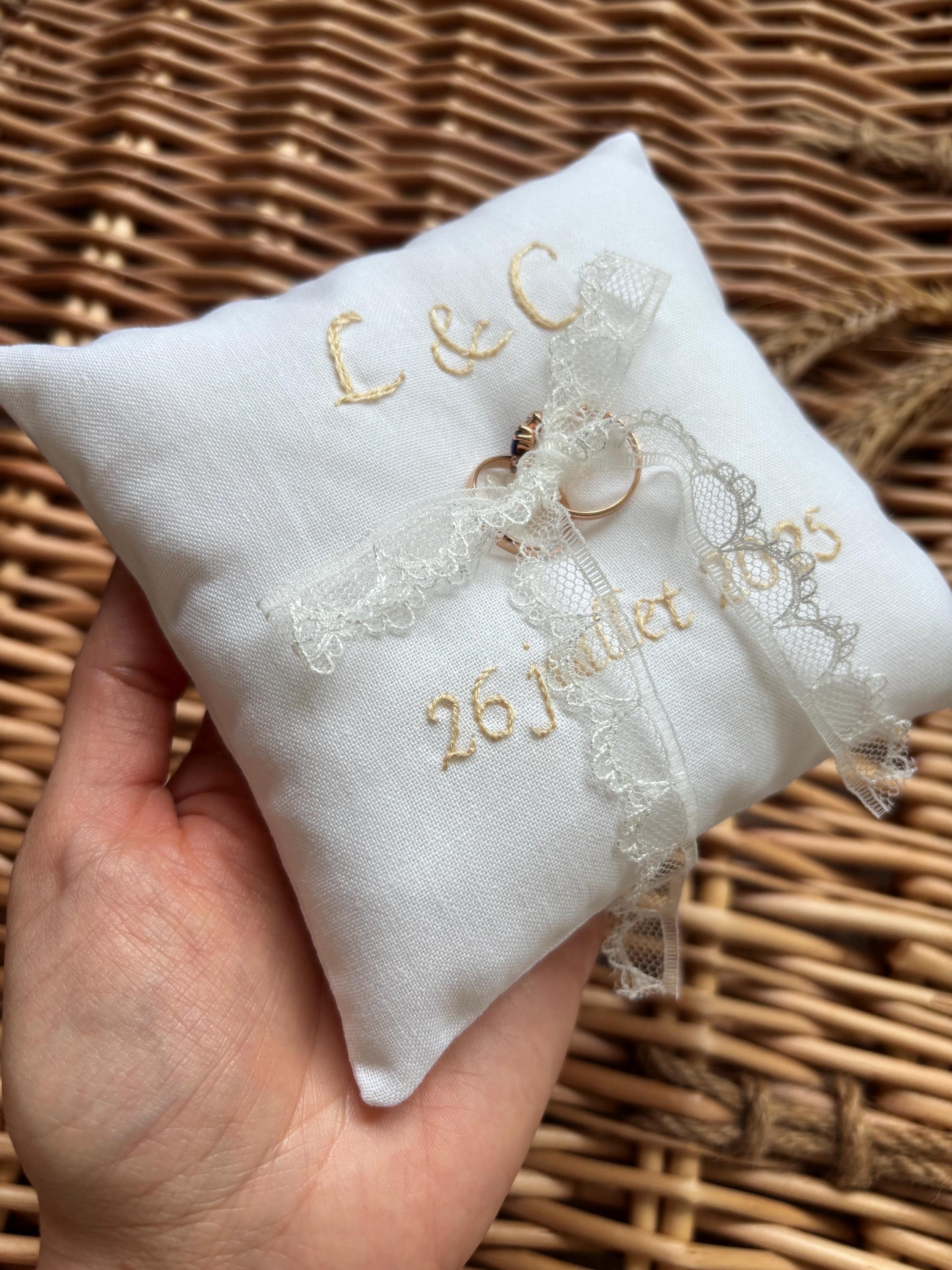 Coussin porte alliance blanc, accessoire de mariage élégant et personnalisé, dentelle
