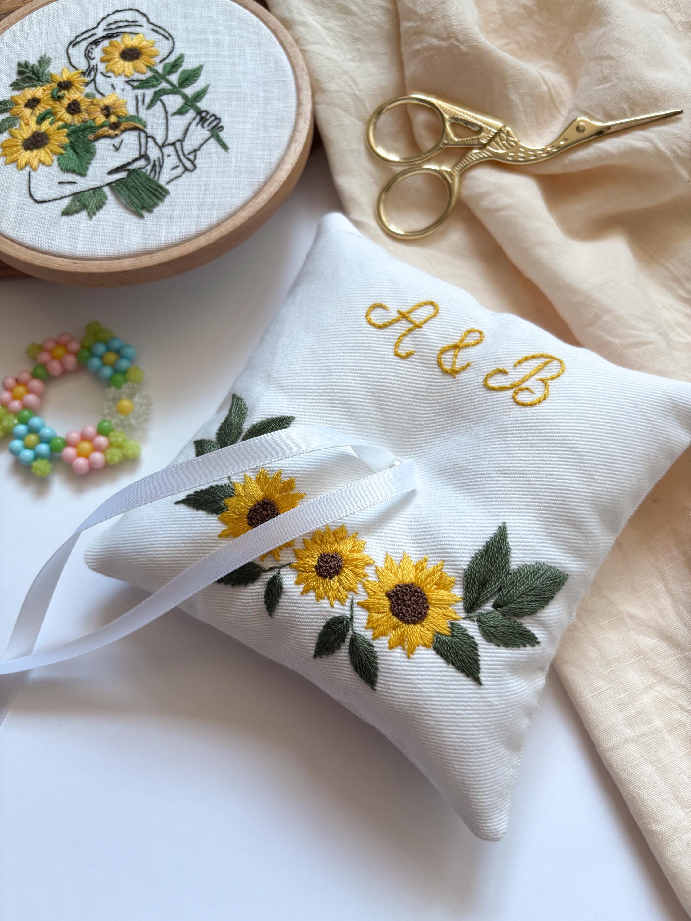Coussin d'alliances blanc personnalisé - Porte-alliances brodé à la main pour alliances - Motifs floraux