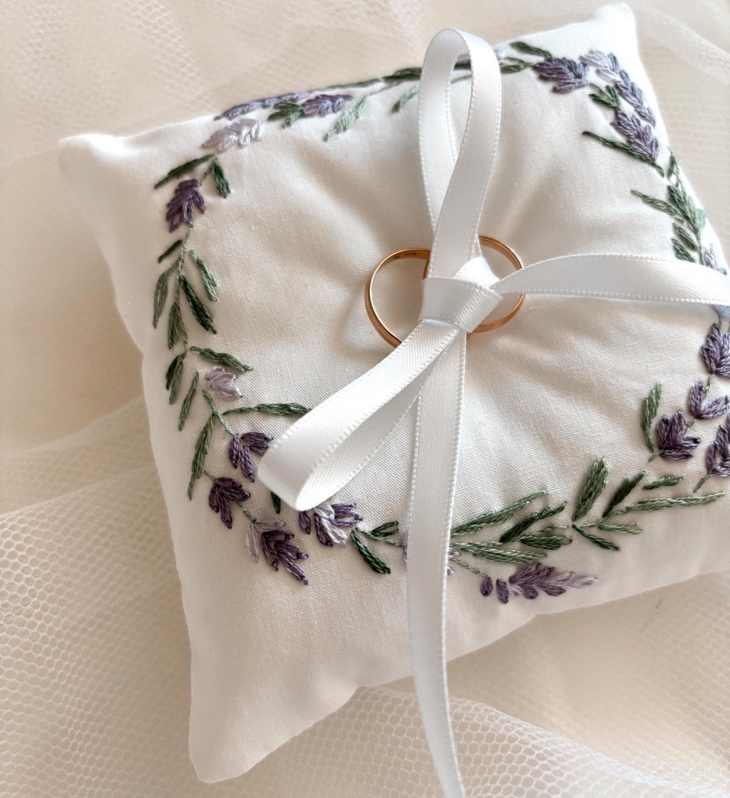 Coussin d’alliances brodé à la main et personnalisé – Broderie pour cérémonie de mariage - motif lavande