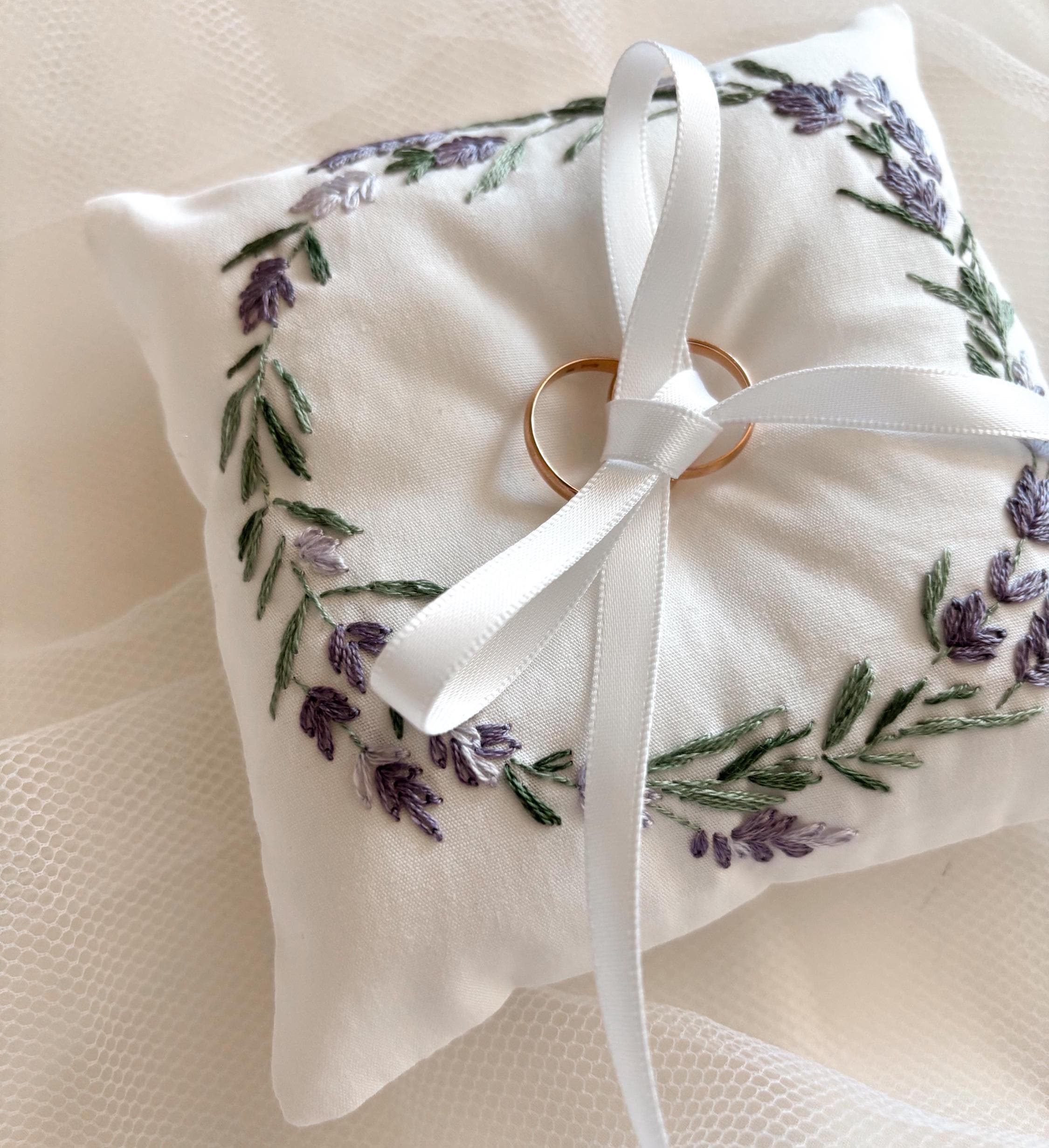 Coussin d’alliances brodé à la main et personnalisé – Broderie pour cérémonie de mariage - motif lavande