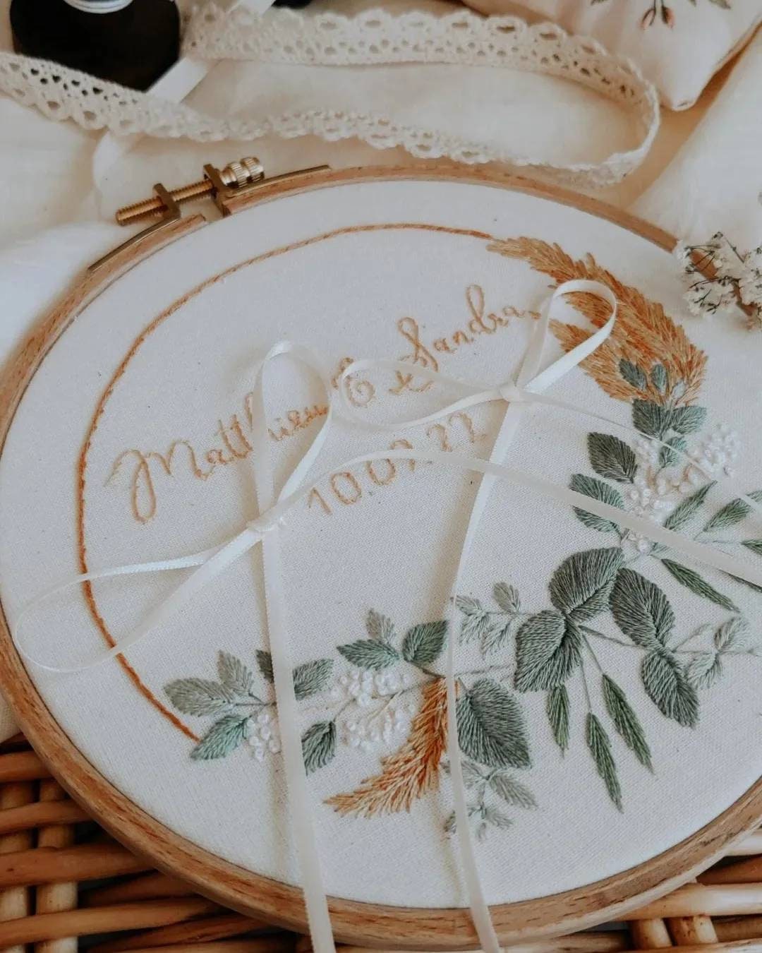 Porte alliances brodé personnalisé – Cadeau de mariage unique – Cadre pour alliances sur mesure - Eucalyptus