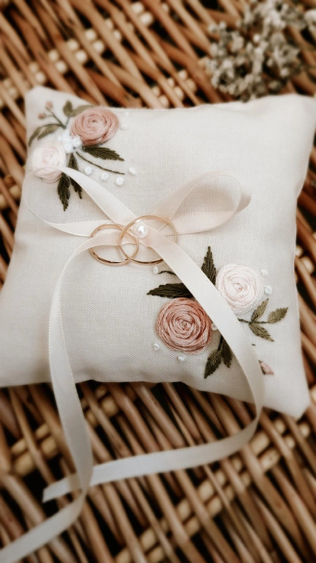 Coussin d'alliance brodé et cousu à la main - porte-alliances personnalisable - coussin d'anneaux pour alliance - coton bio mariage