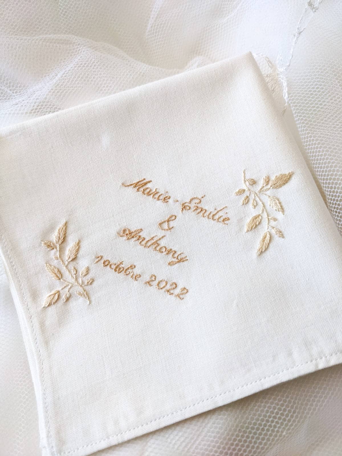 Mouchoir de mariage, souvenir de mariage, cadeau pour mariés, coton blanc bio, doré, feuilles brodés, cadeau baptême, cadeau maman papa