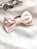 Barrette nœud cheveux brodé a la main, accessoires vintage, fleurs roses, coton OEKO-TEX, mariage, baptême, anniversaire.