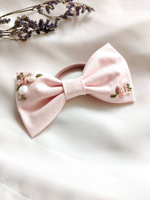 Barrette nœud cheveux brodé a la main, accessoires vintage, fleurs roses, coton OEKO-TEX, mariage, baptême, anniversaire.