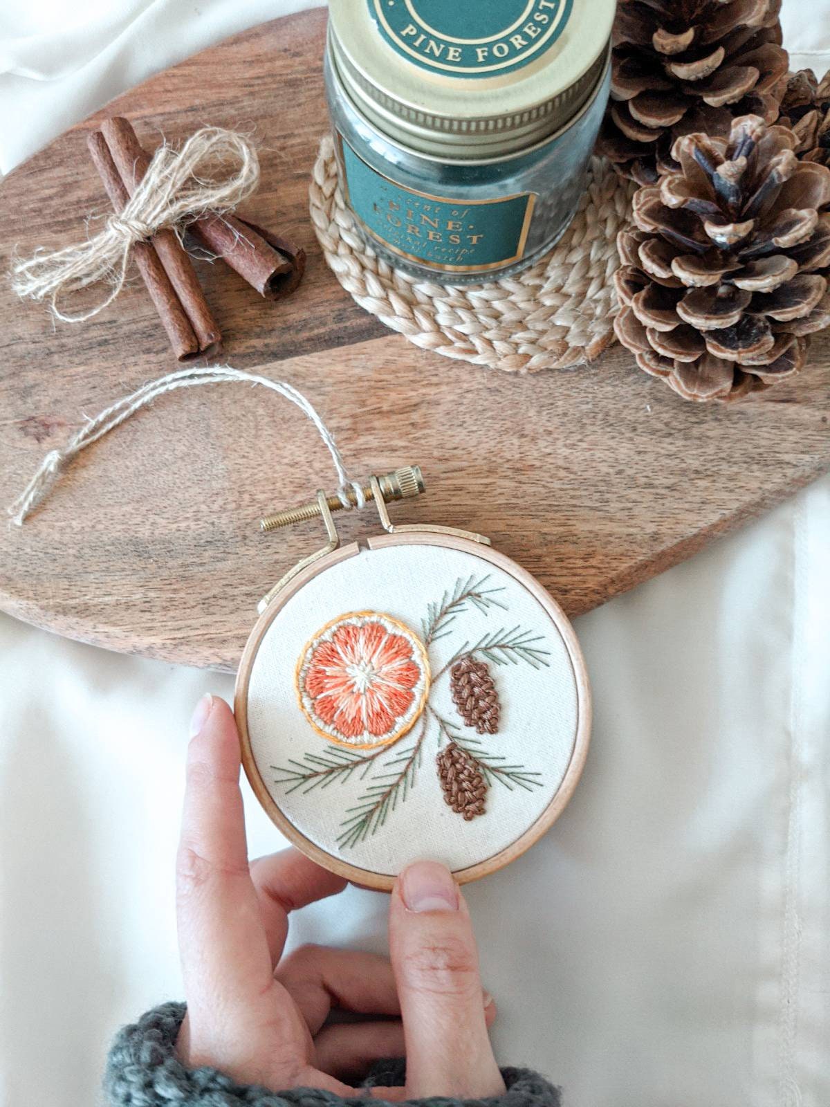 Modèle de broderie, tutoriel vidéo, DIY de Noël, apprendre à broder, motif de Noël, décoration de sapin